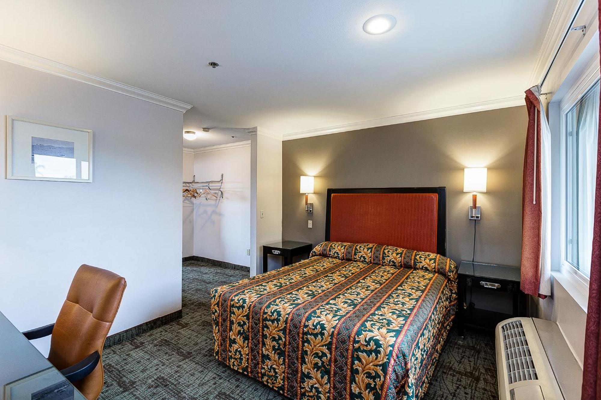 Deluxe Queen Room Two Queen Beds Non-Smoking