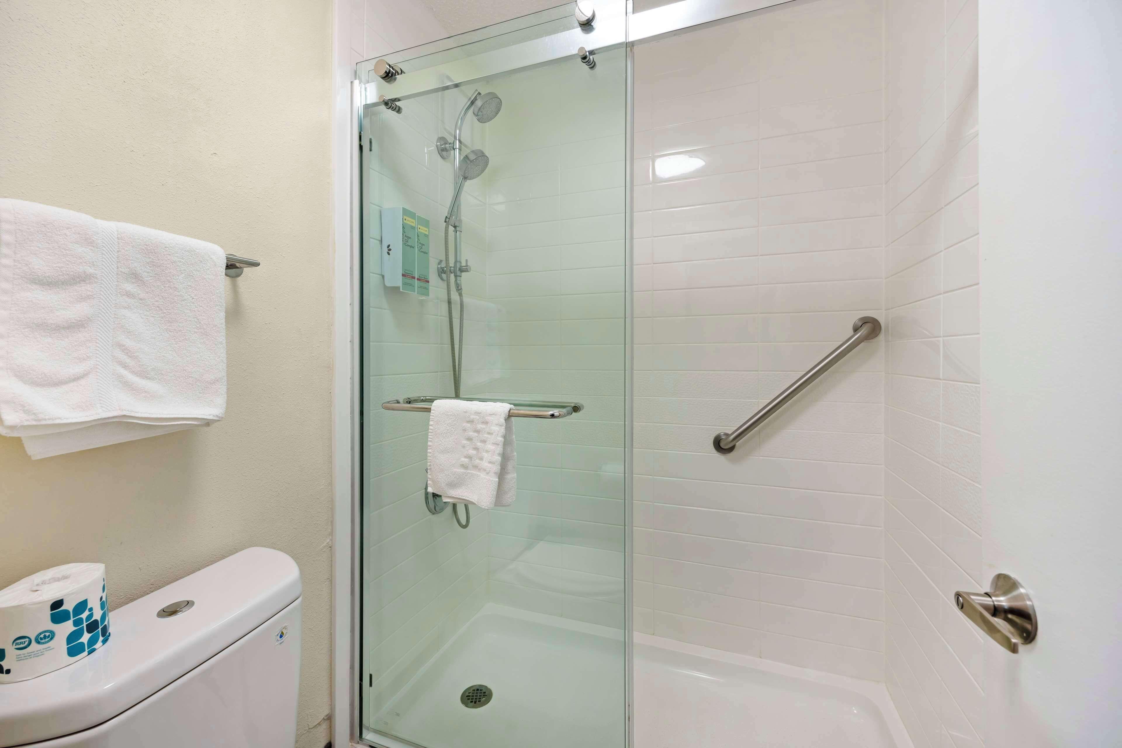 Queen Room Shower Only Non-Smoking,1706649048:JPEG