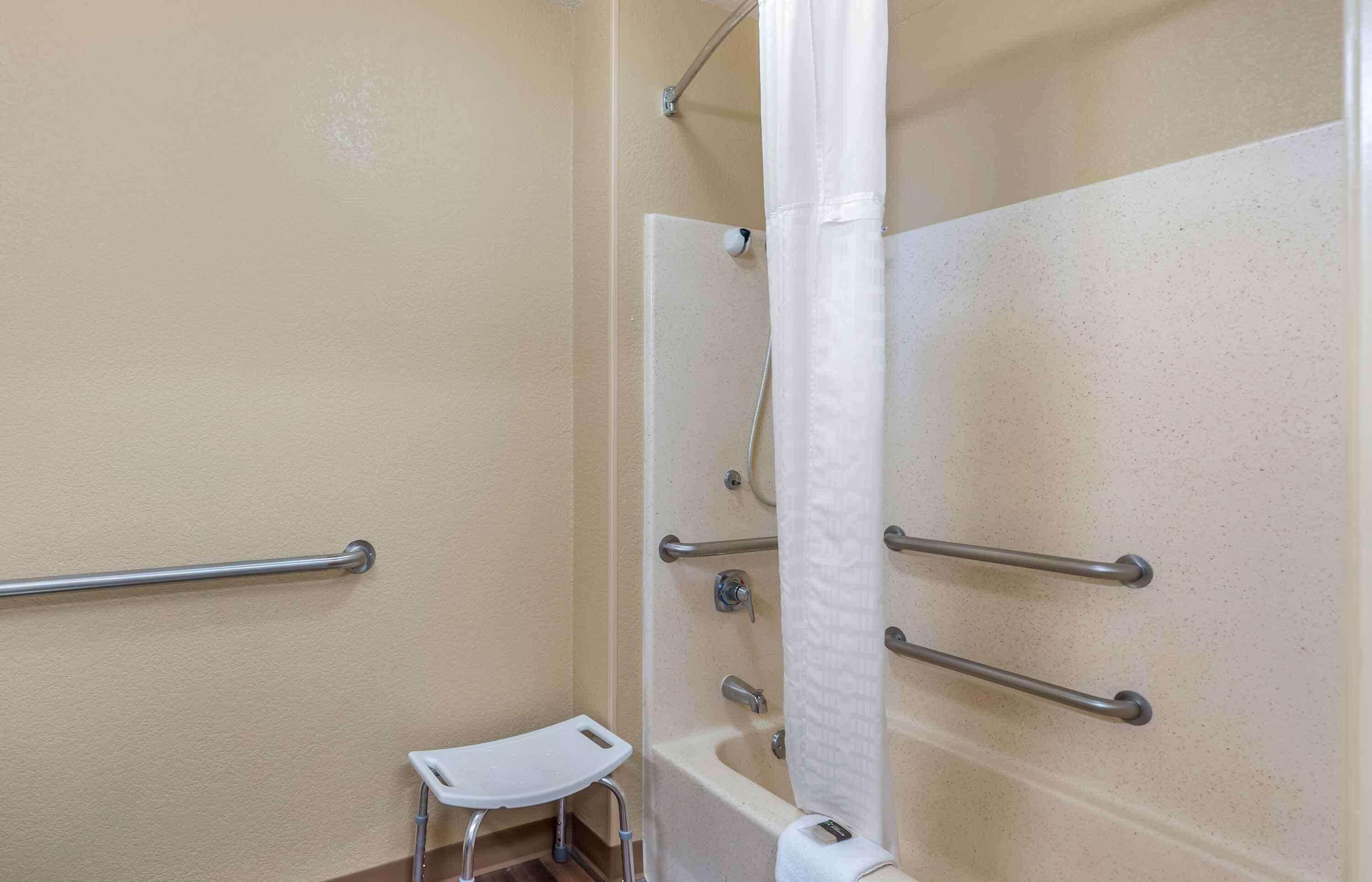 Queen studio 1 Queen Bed Disability Access or Non-Smoking