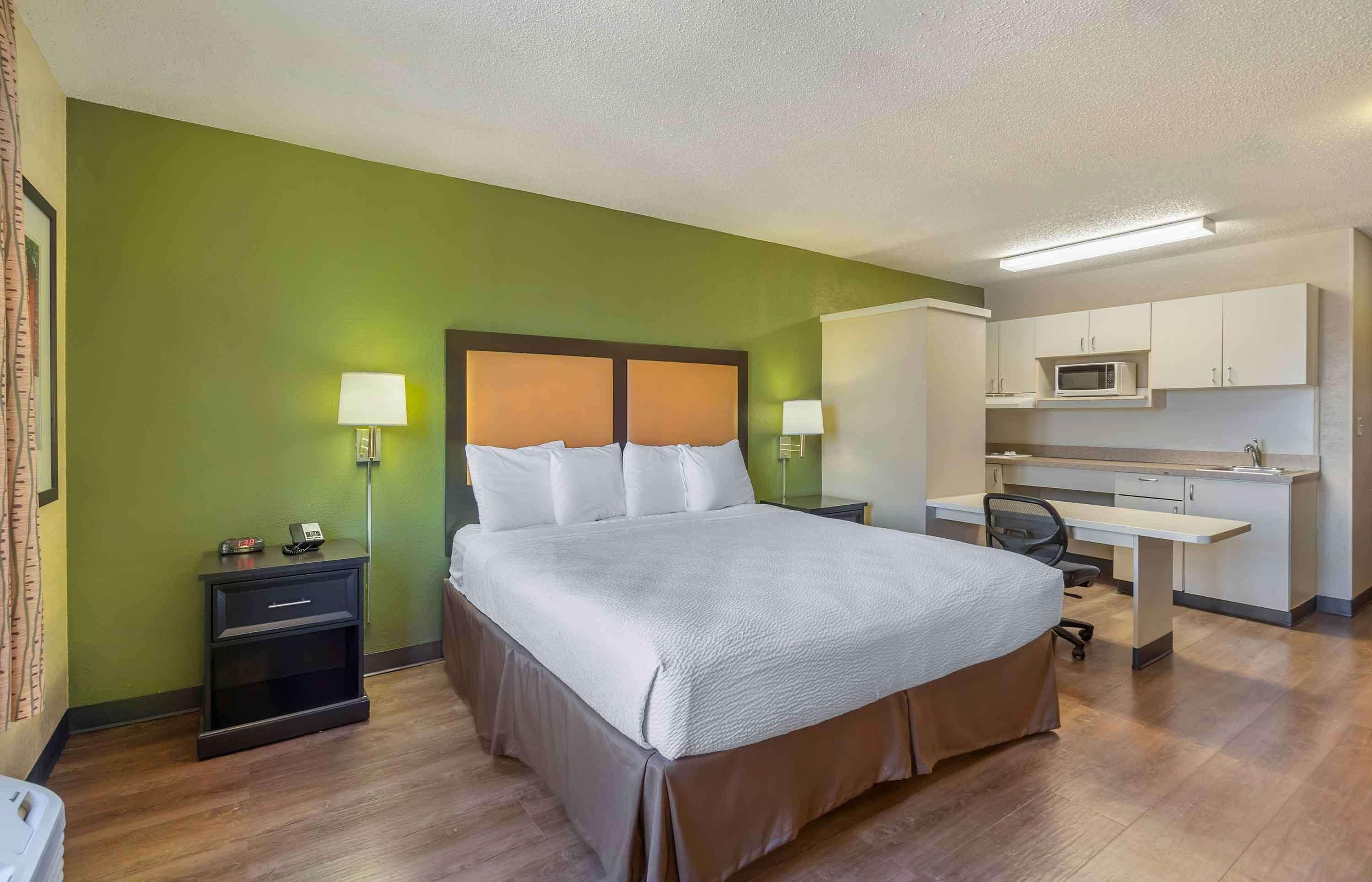 Studio 1 King Bed Non-Smoking