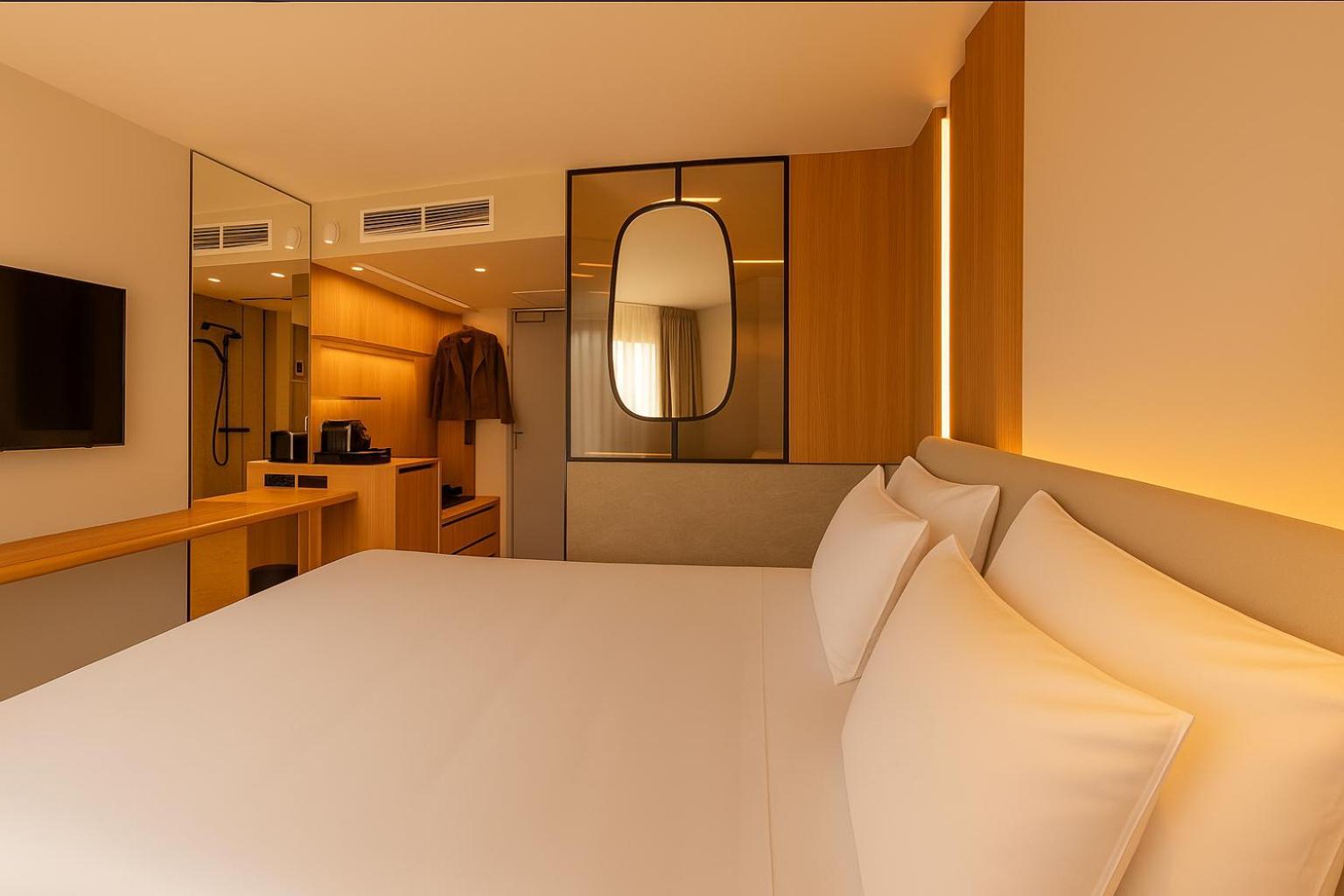 Signature King Room with One King and Two Single Beds - Private Patio