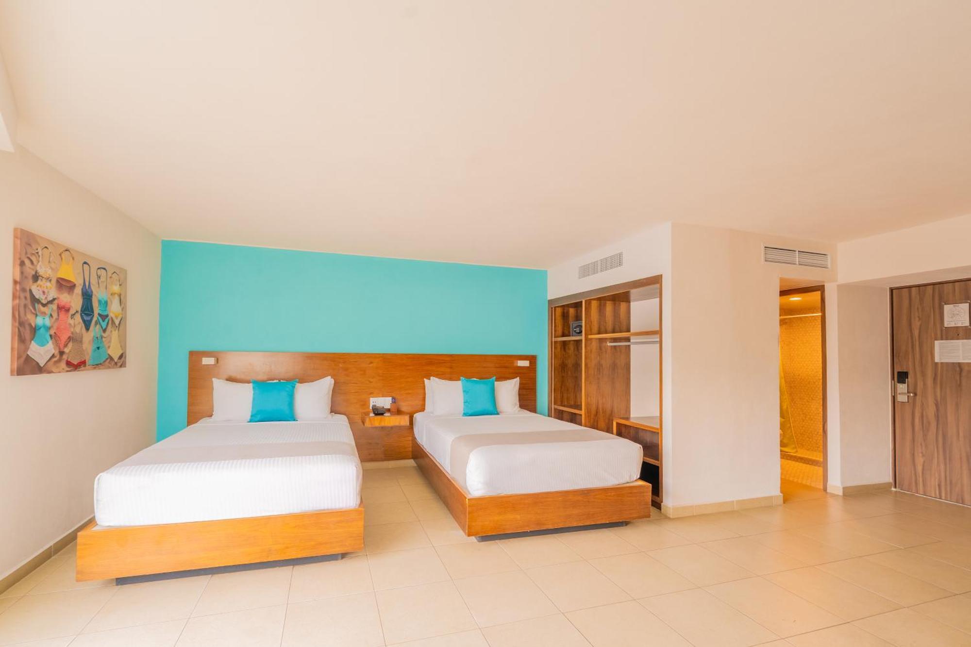 Confort Standard Room Sea Partial View