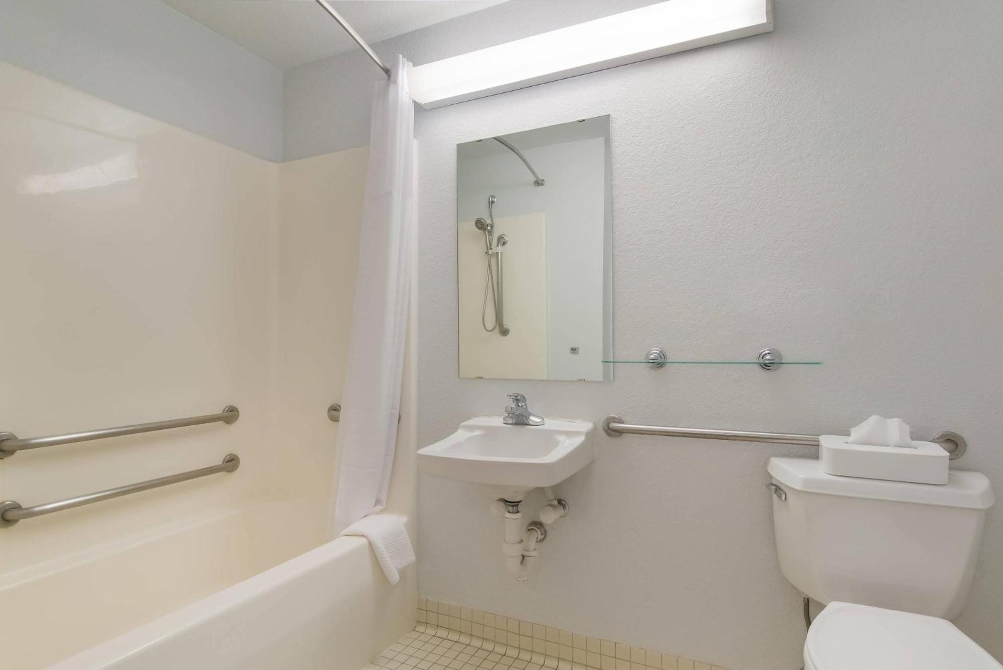 Queen Room with Roll-In Shower - Accessible/Non-Smoking