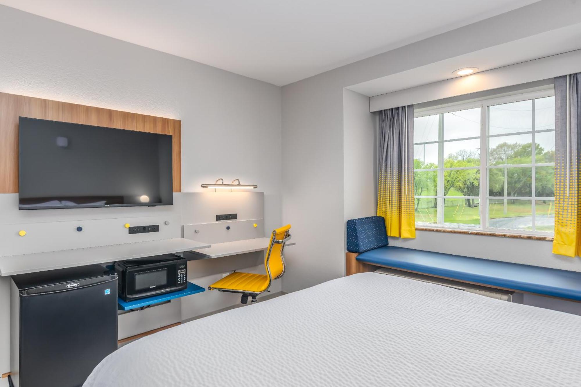 1 Queen Bed, Deluxe Accessible Room, Non-Smoking