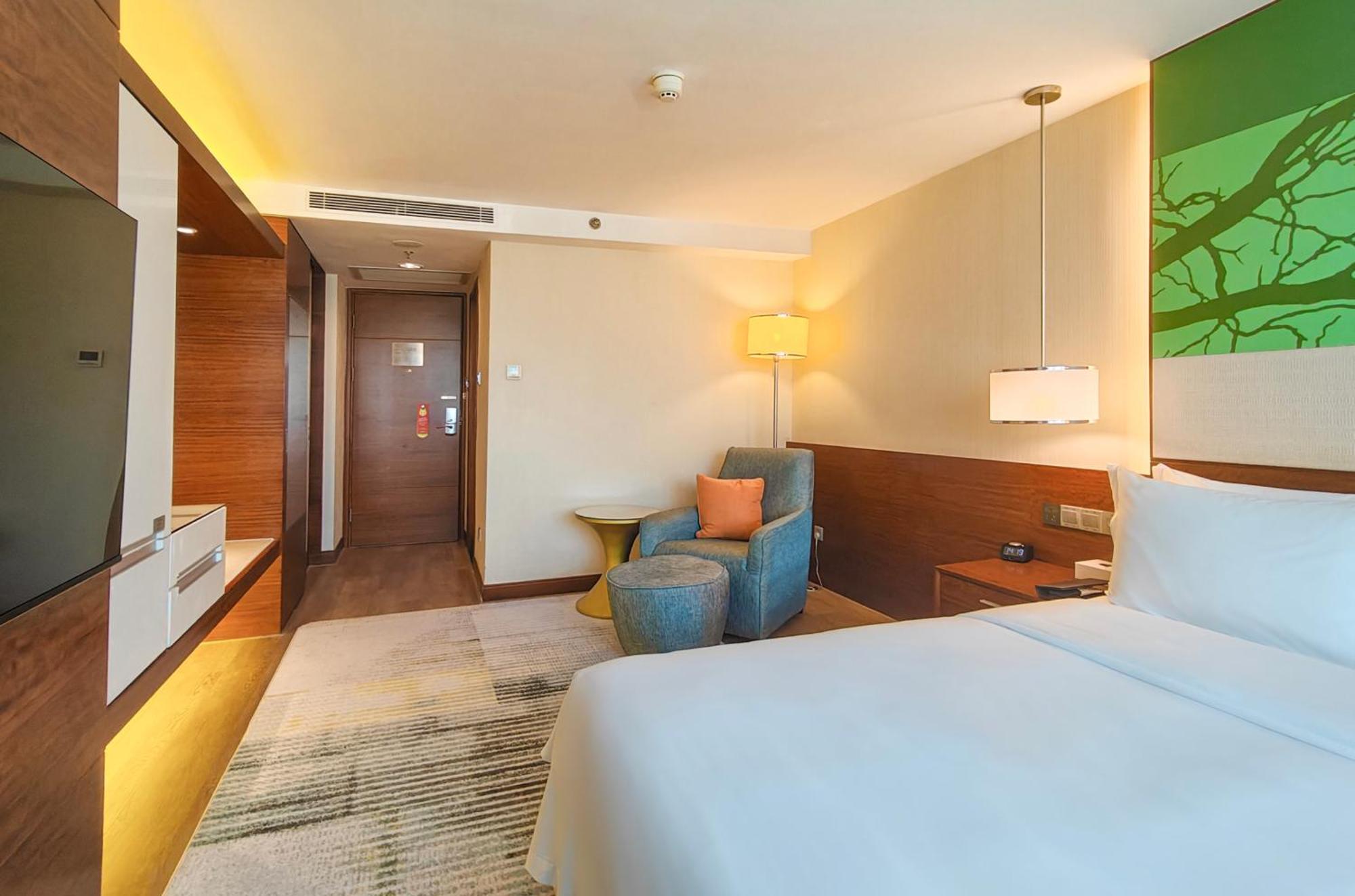 Standard King Room with Lounge Access