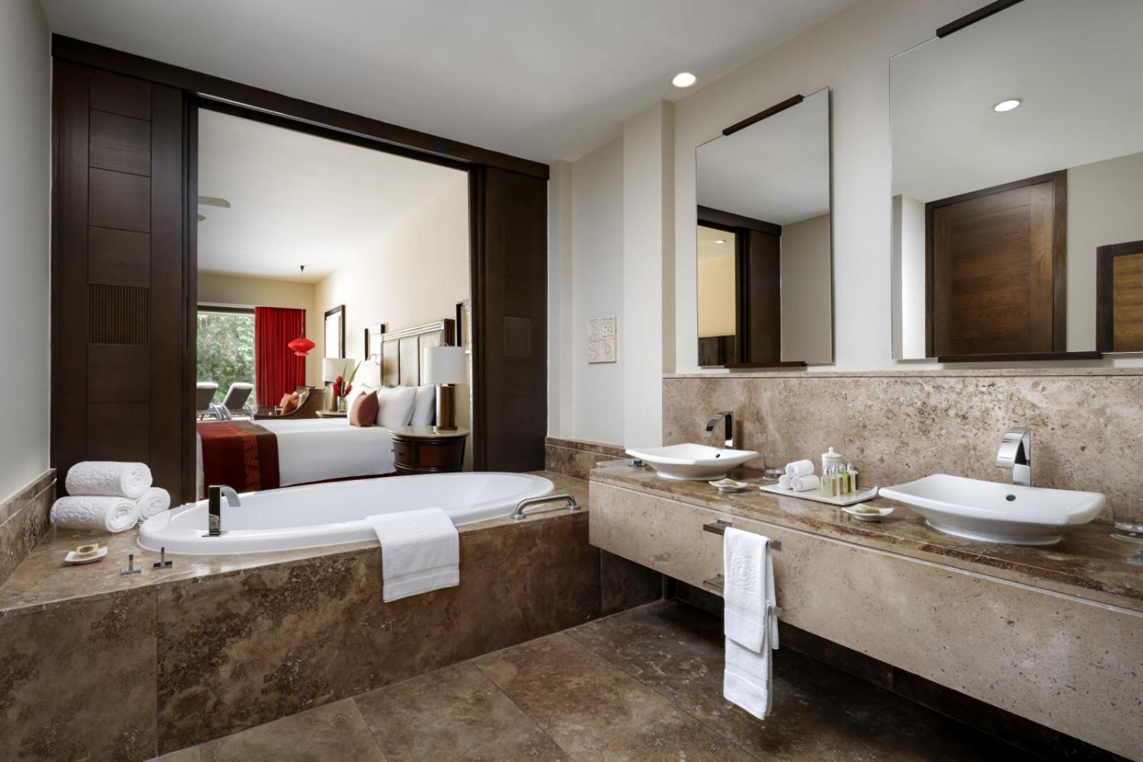 Suite Zen Experience mit Blick in die Natur und eigenem Pool