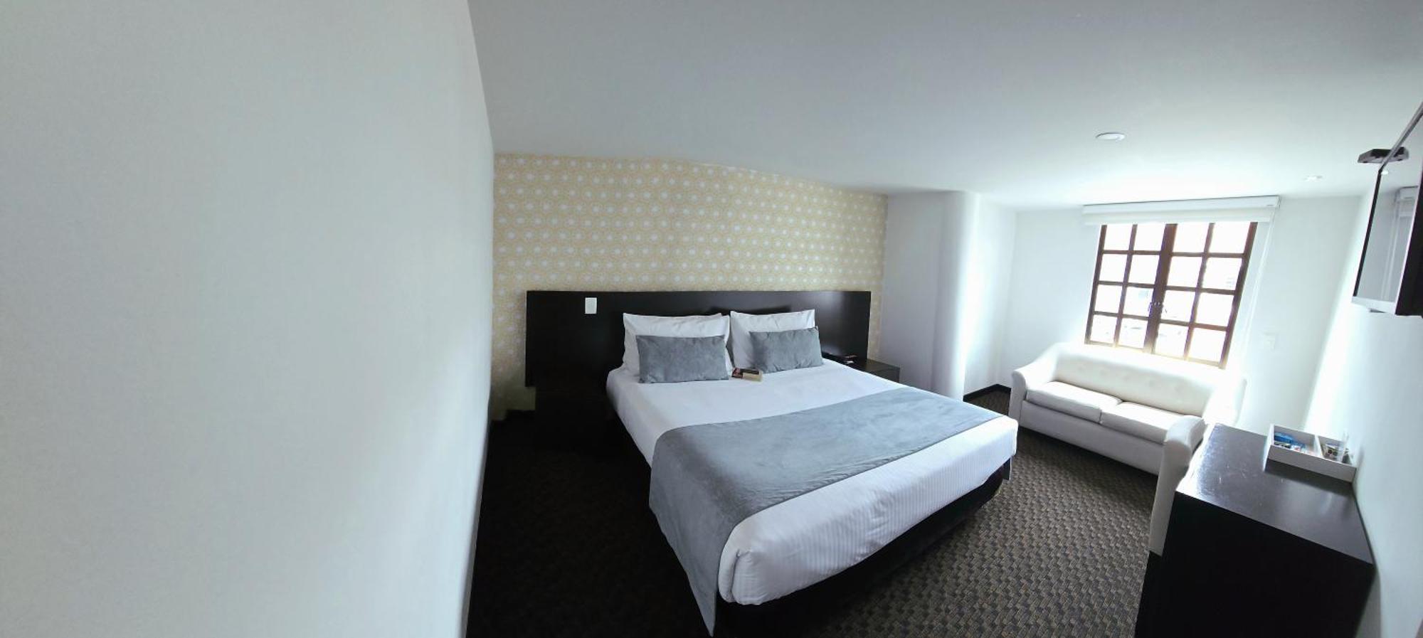 Habitación con cama grande