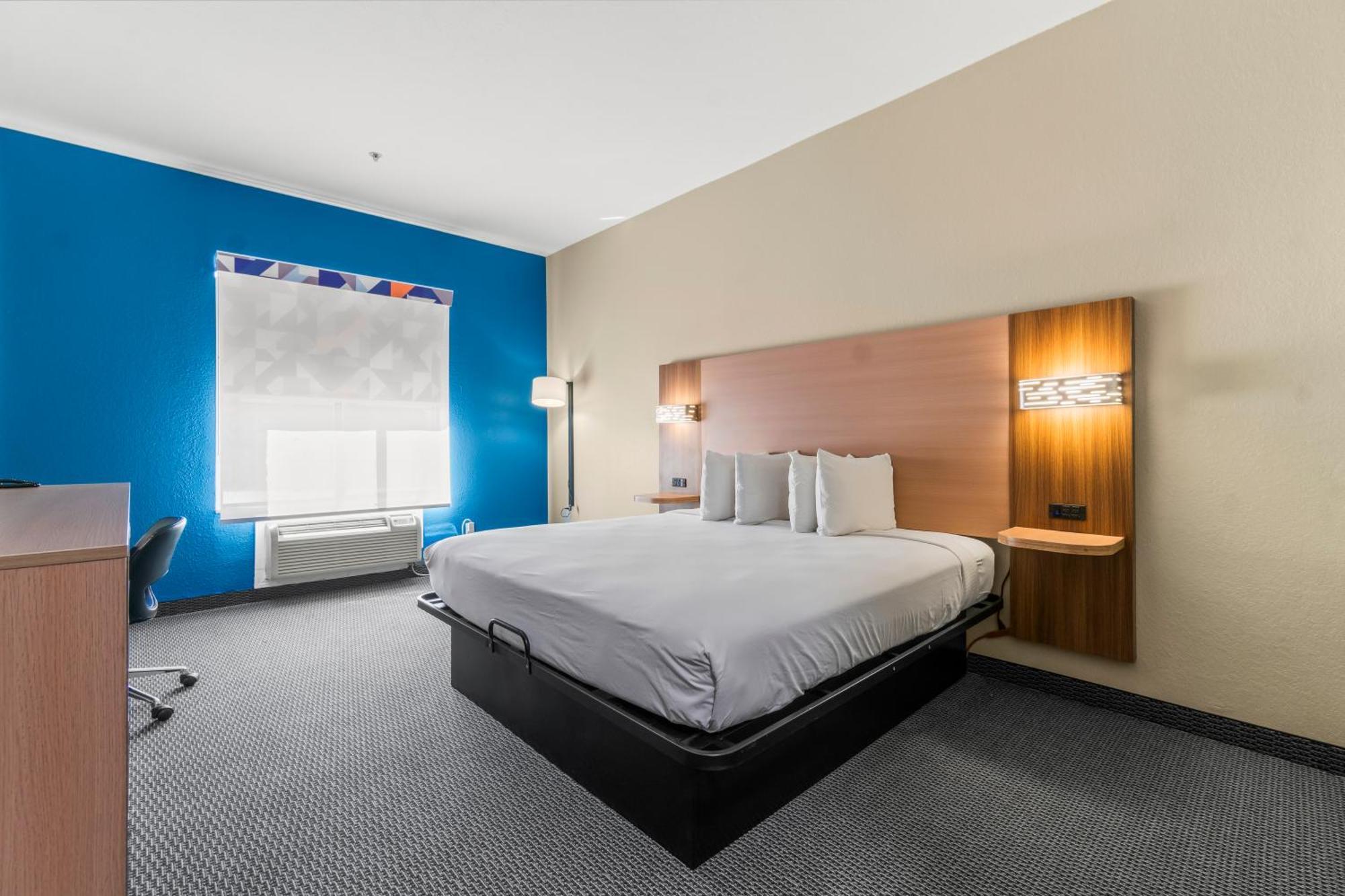 1 King Bed Non Smoking