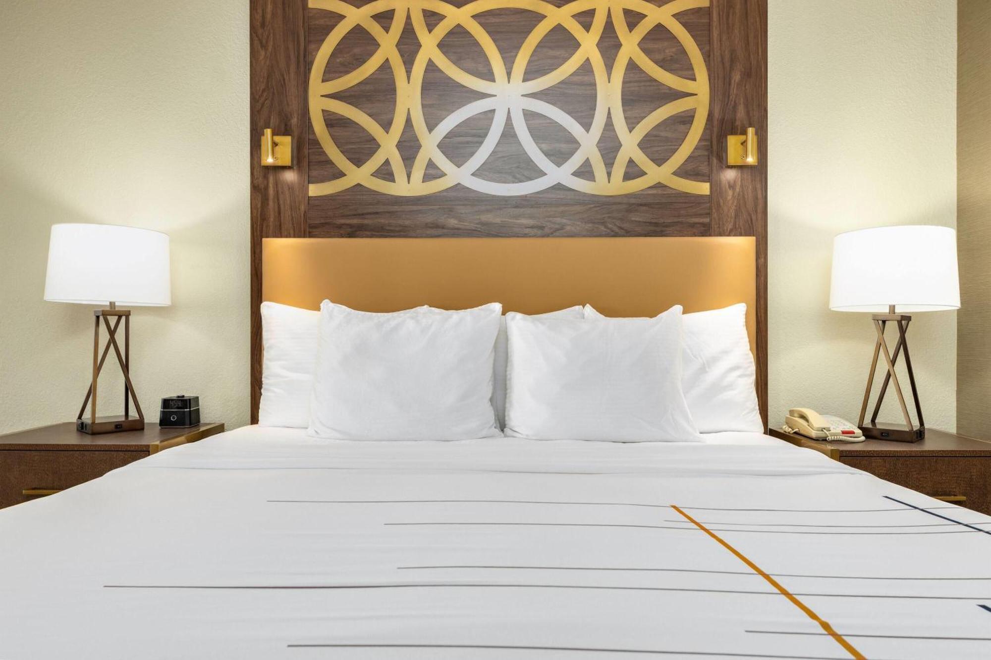 Executive King Suite with Balcony and Lake View - Upper Floor