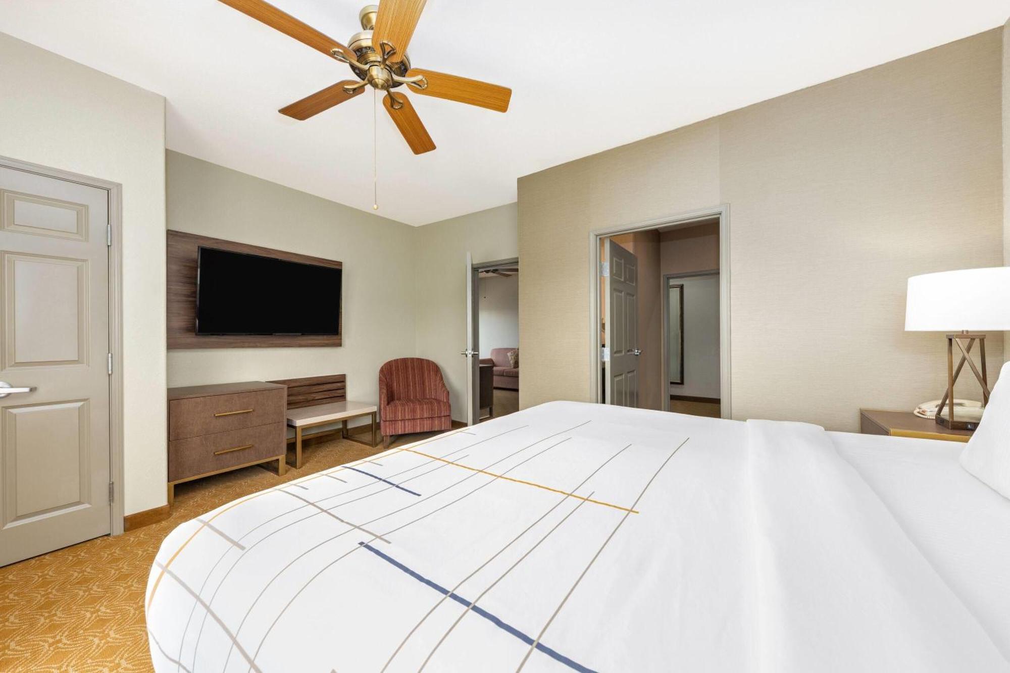 Two-Room King Suite with Balcony and Lake View - Upper Floor