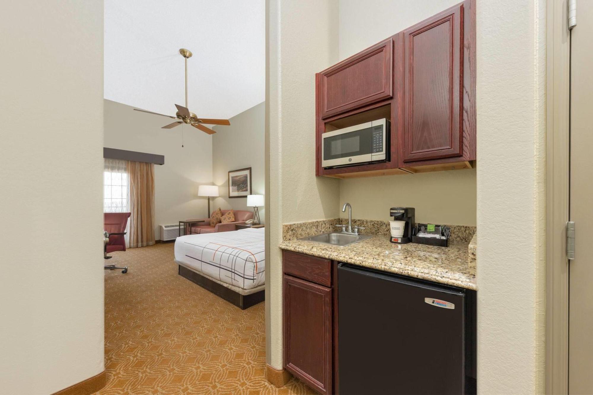 Deluxe King Room with Balcony and Lake View - Upper Floor