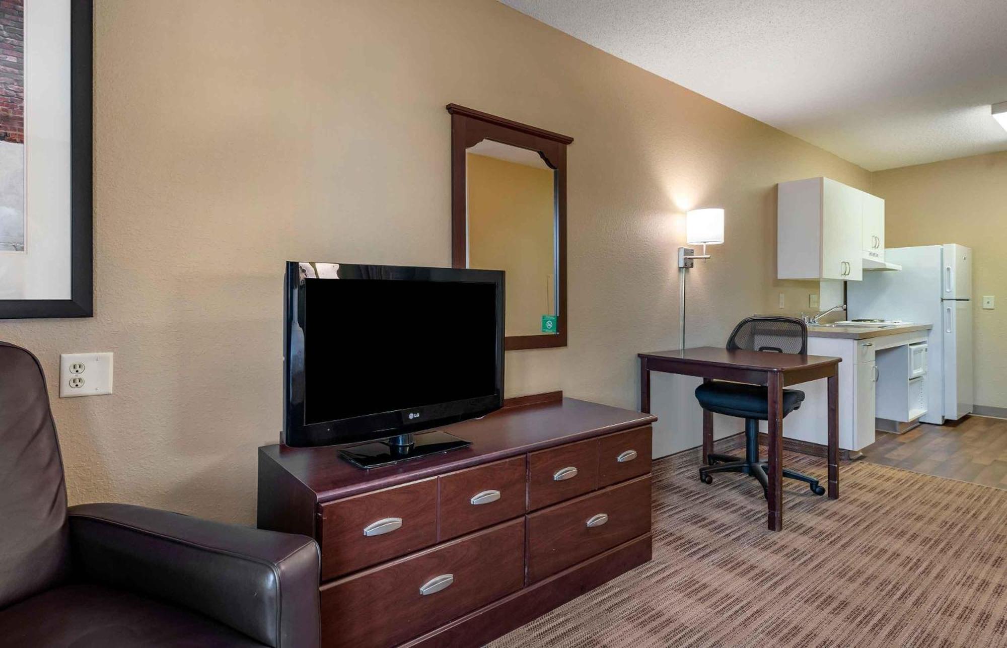 Queen studio 1 Queen Bed Disability Access or Non-Smoking