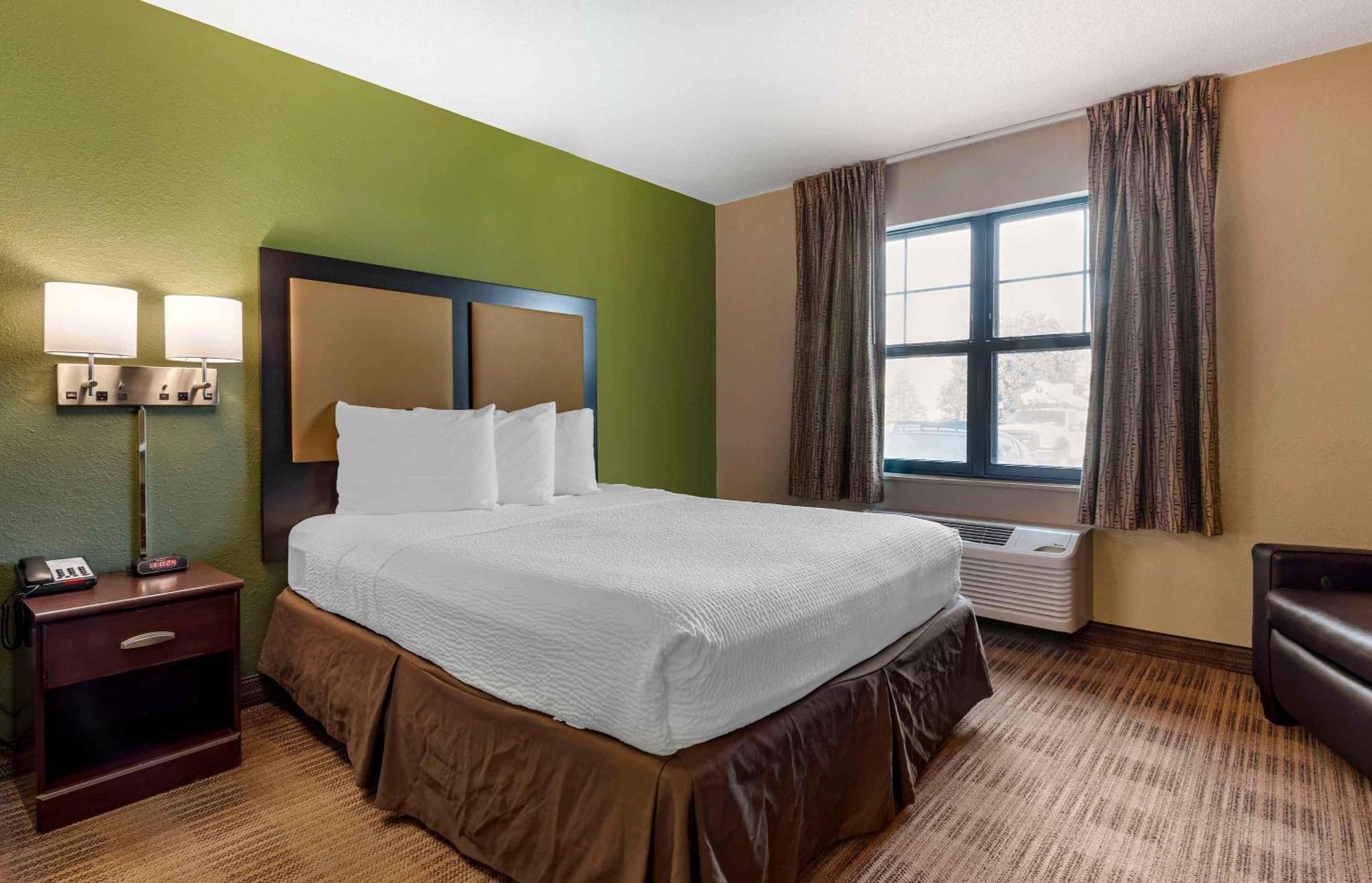 Queen studio 1 Queen Bed Disability Access or Non-Smoking