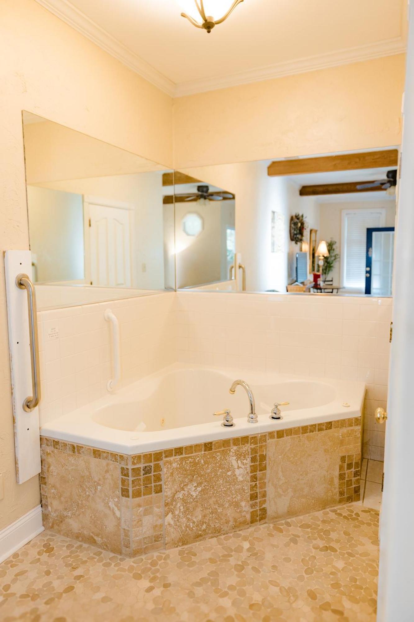 Queen Suite with Spa Bath