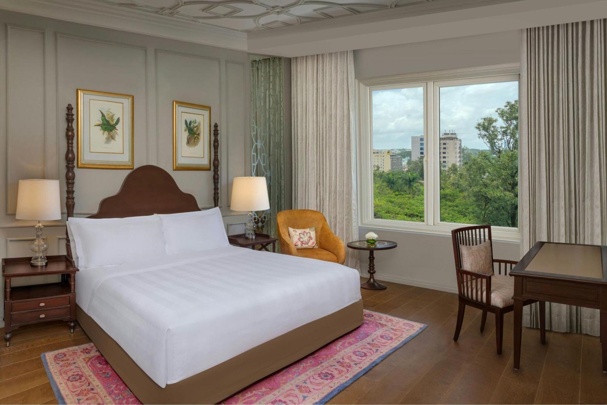 Manor Queen Room,1765379610:JPEG