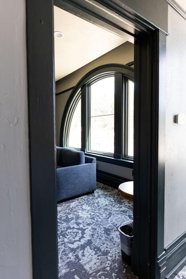 One-Bedroom King Suite with Spa Bath - Non-Smoking