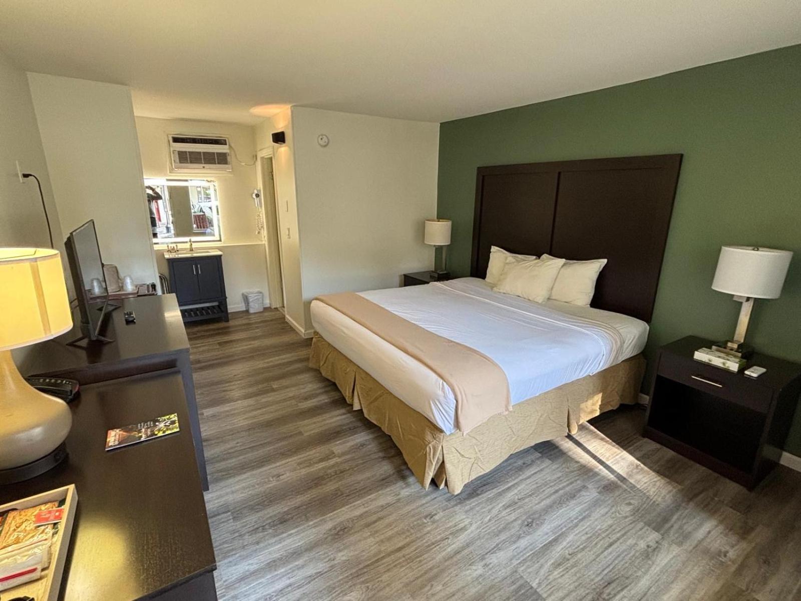 Deluxe King Room,1706950165:JPEG