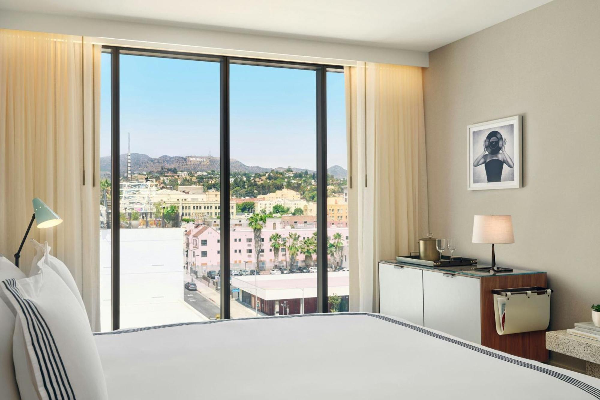 Habitación con cama extragrande y vistas a Hollywood Hills