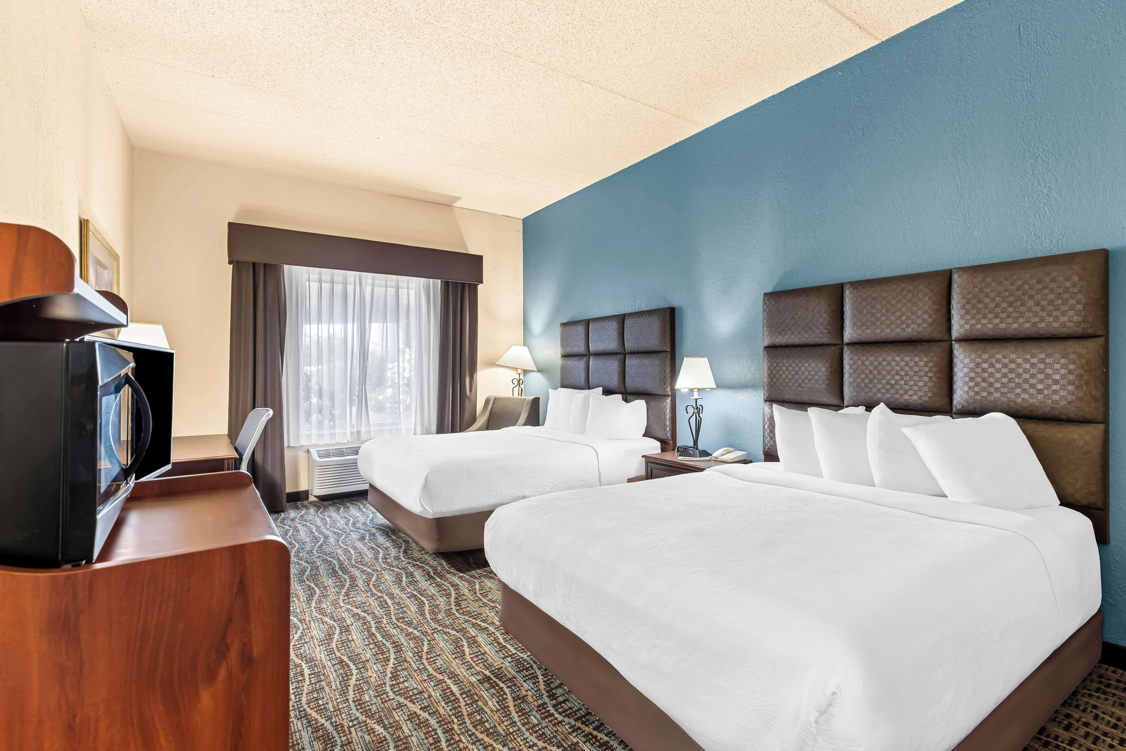 Queen Room with Two Queen Beds and Bath Tub - Disability Access/Non-Smoking