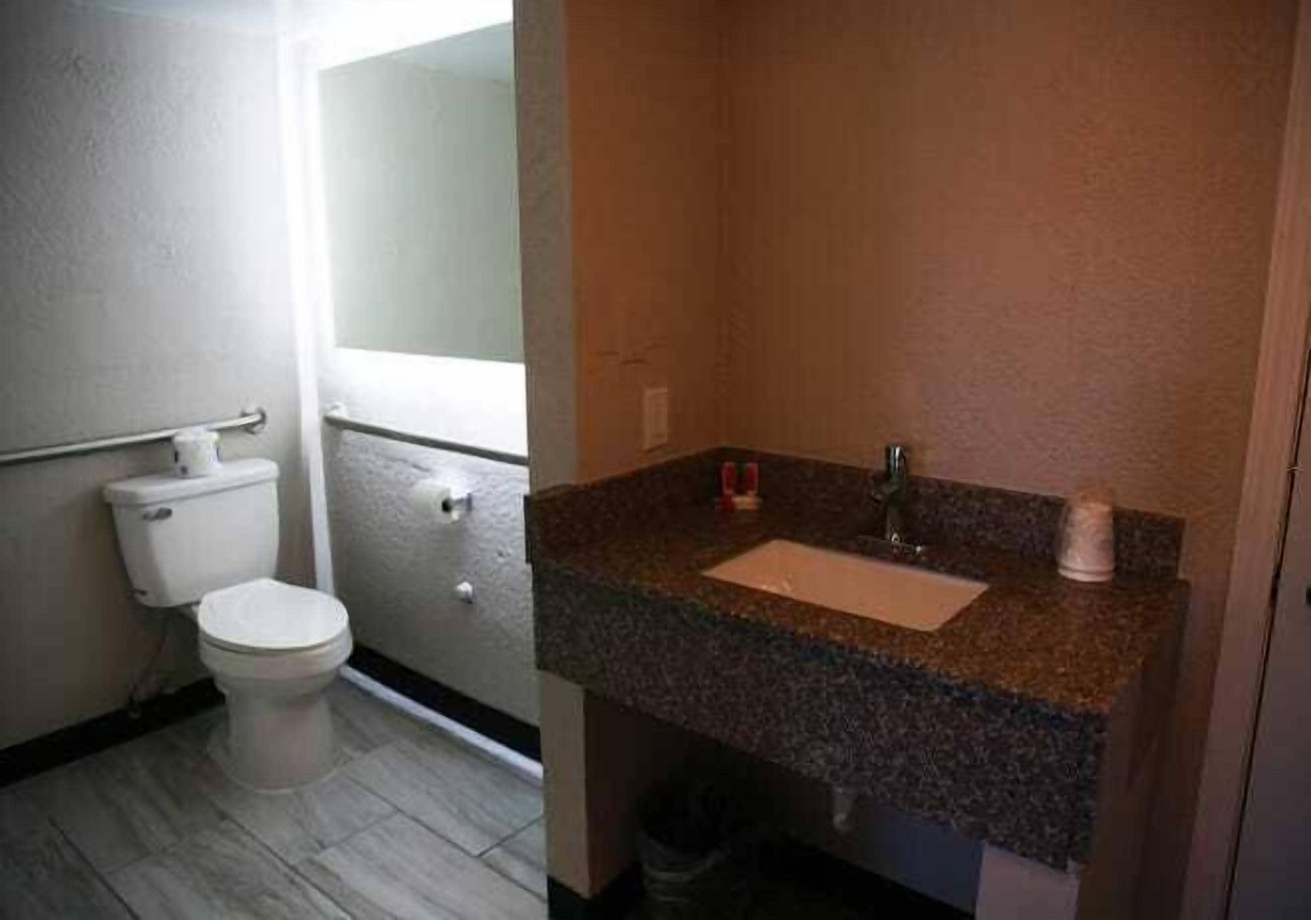 Queen Room - Mobility Access/Non-Smoking