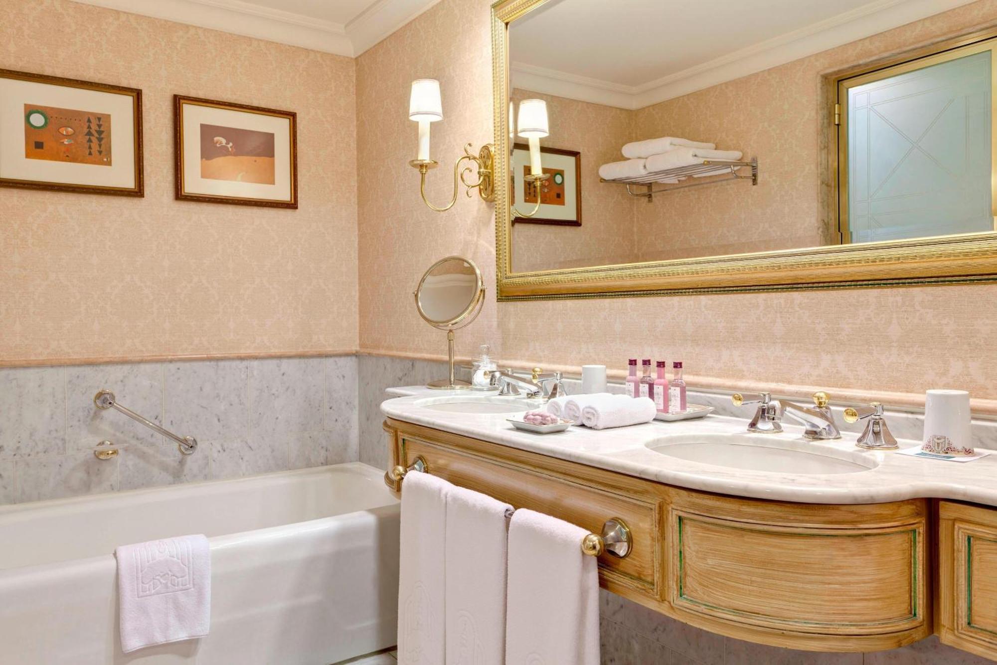 Grand Deluxe King Room City View