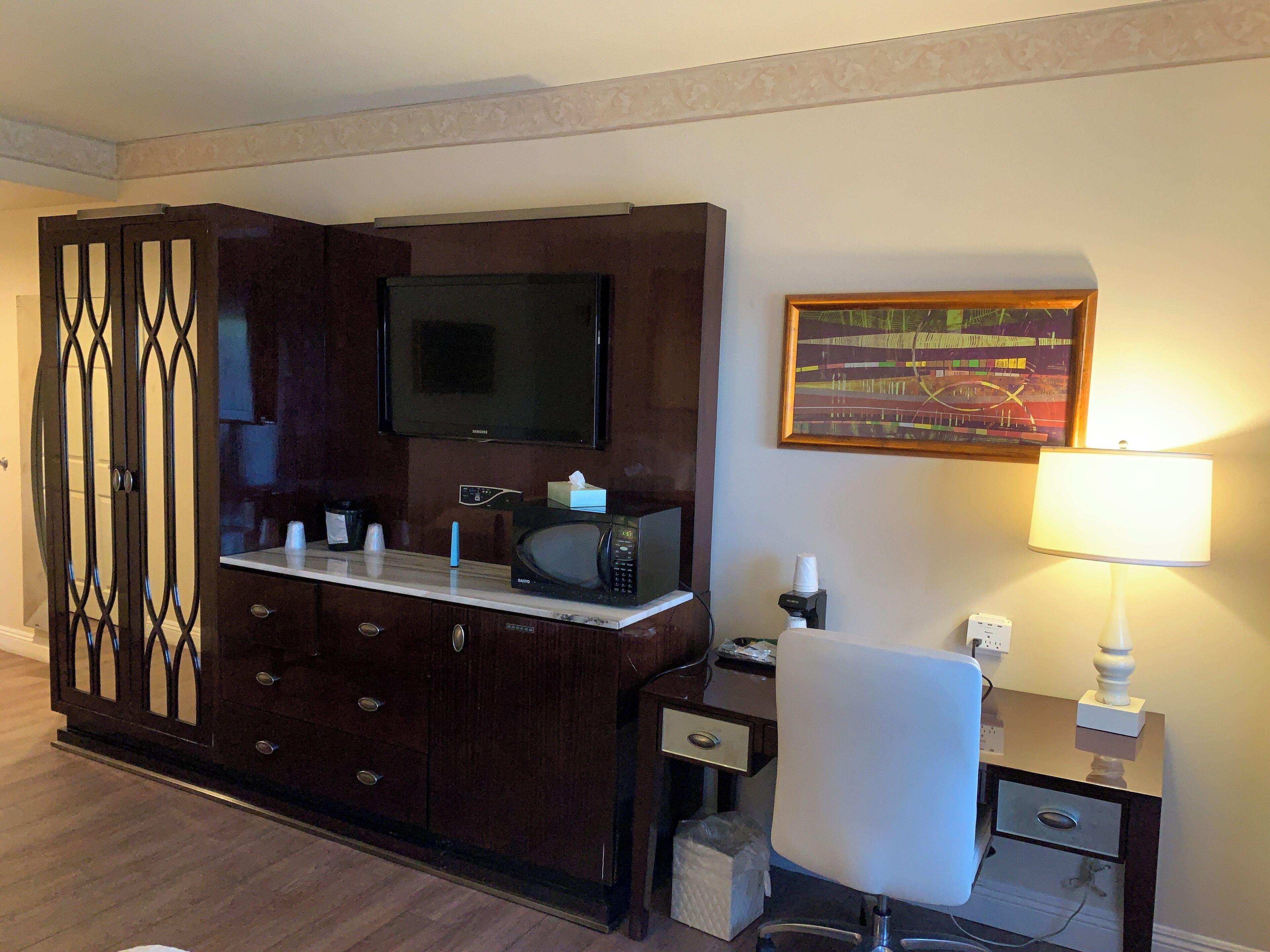King Room Mobility or Hearing Access Roll Shower Non-Smoking