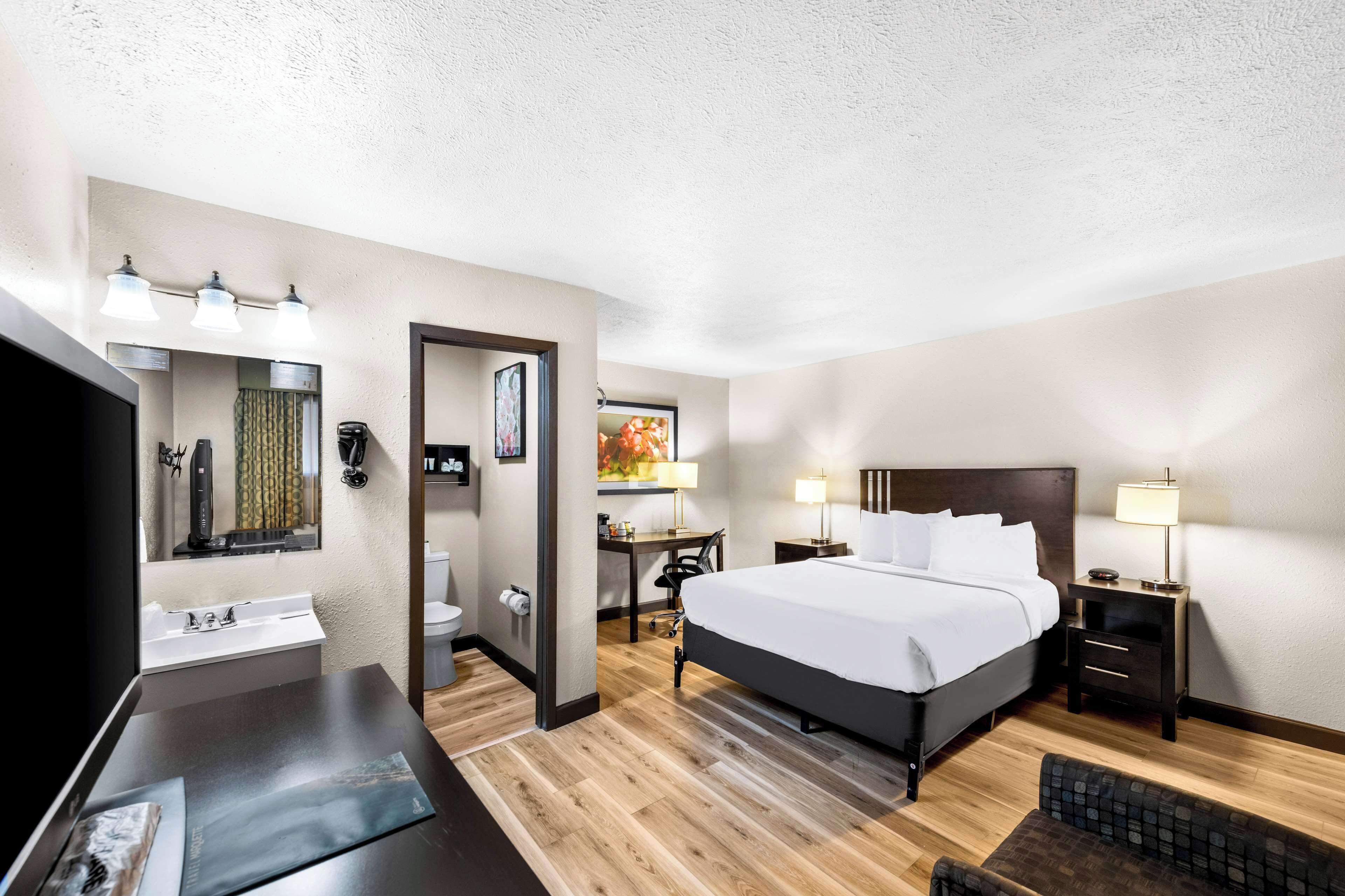 Deluxe Queen Room