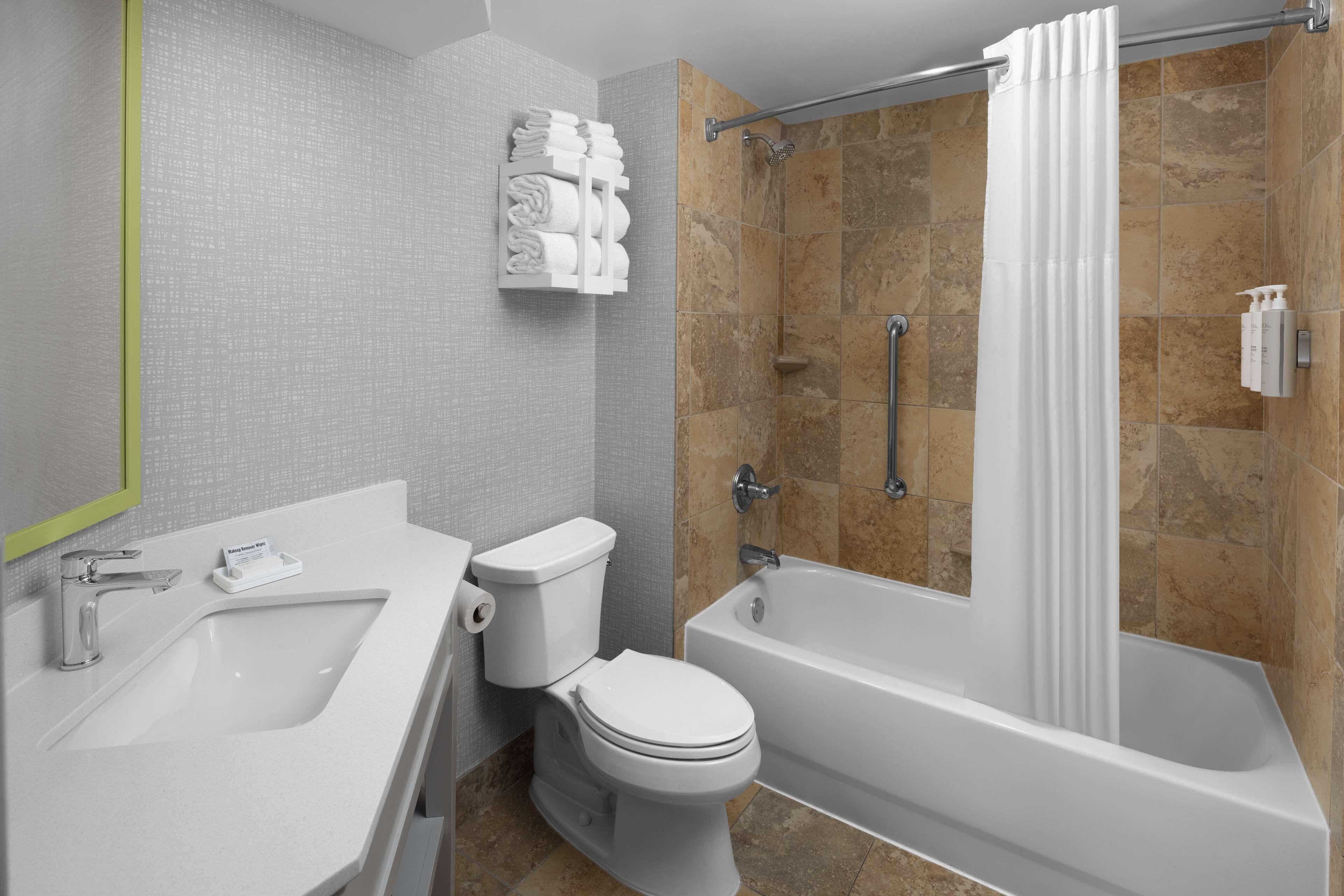 King Room with Accessible Tub - Mobility and Hearing Access/Non-Smoking