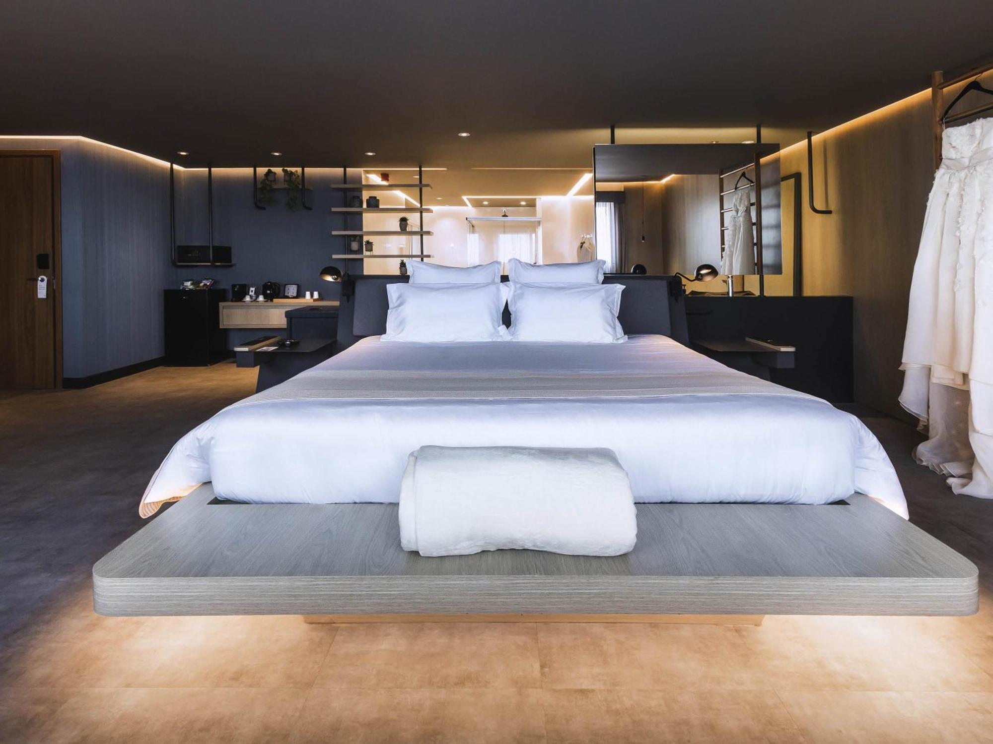 Master King Suite with Bathtub
