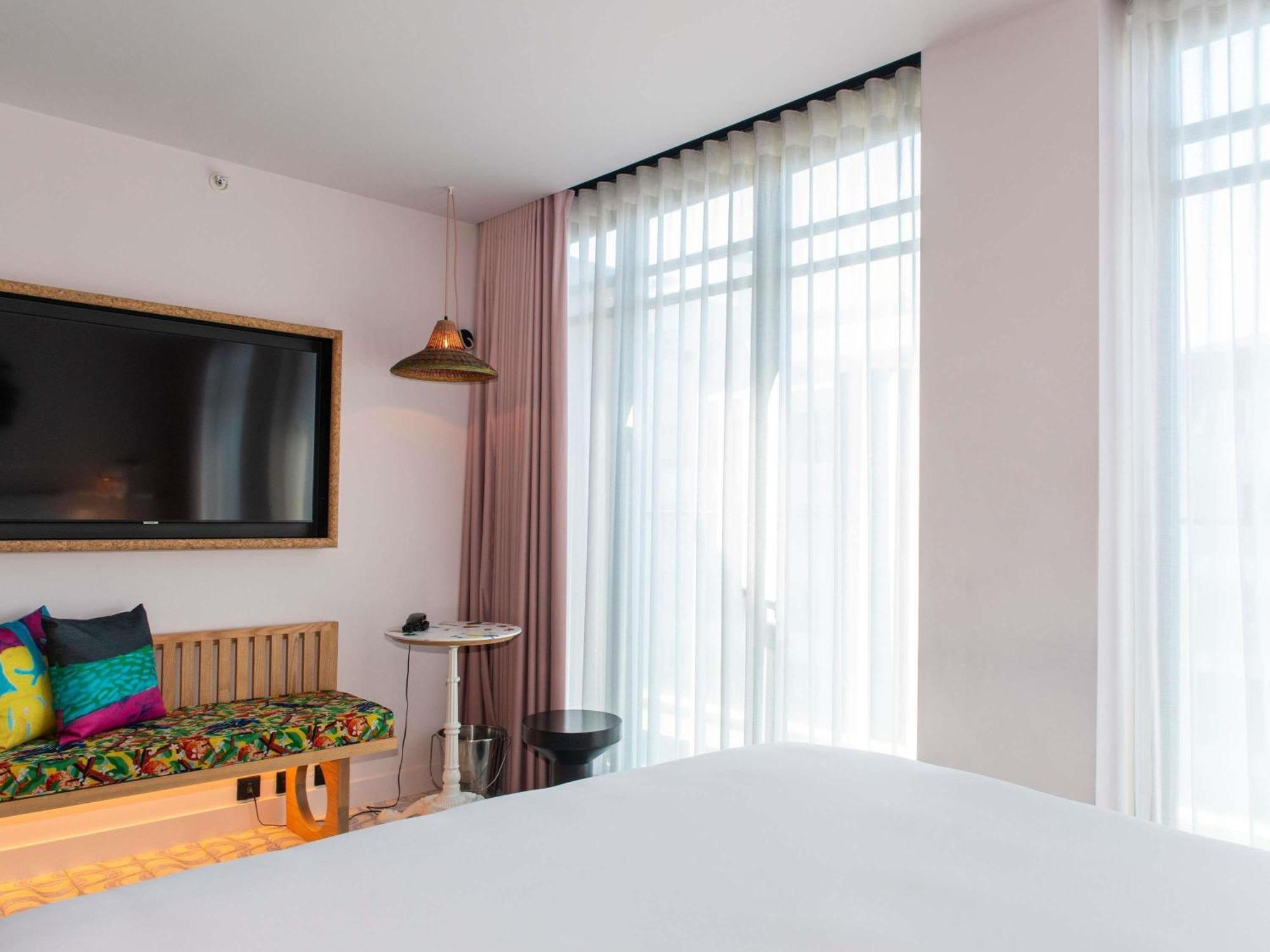 Medium Mama Tweepersoonskamer met Kingsize Bed en Balkon - Uitzicht op Avenue