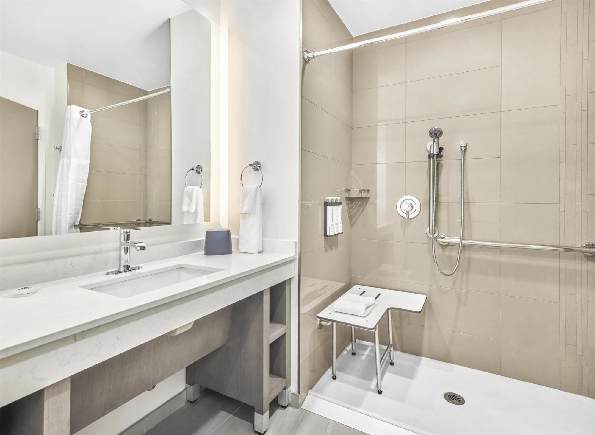 Suite Estudio adaptada para personas con discapacidad con cocina y ducha accesible en silla de ruedas - 1 cama extragrande