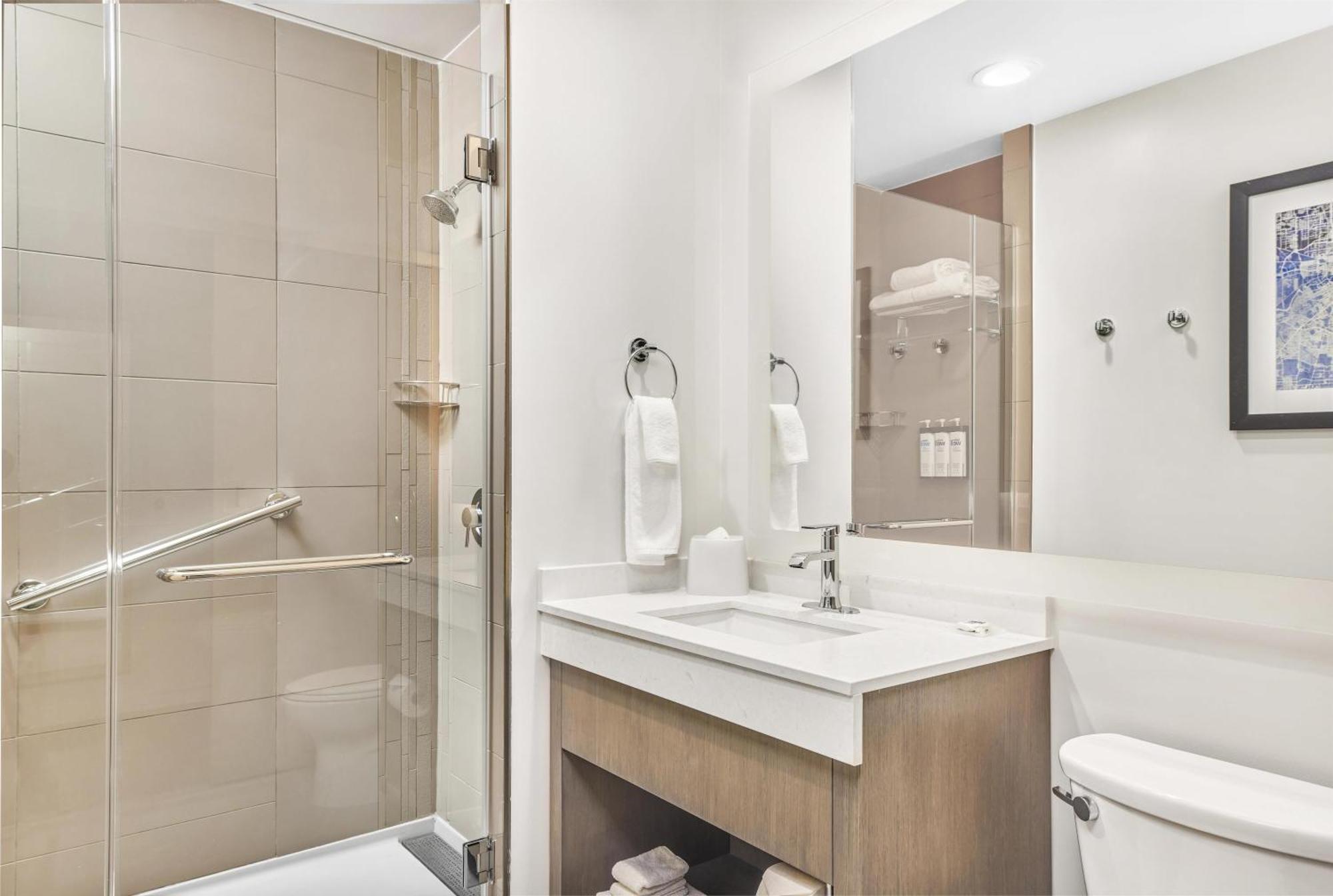 Suite de 1 dormitorio con cocina, 2 camas grandes y sofá cama