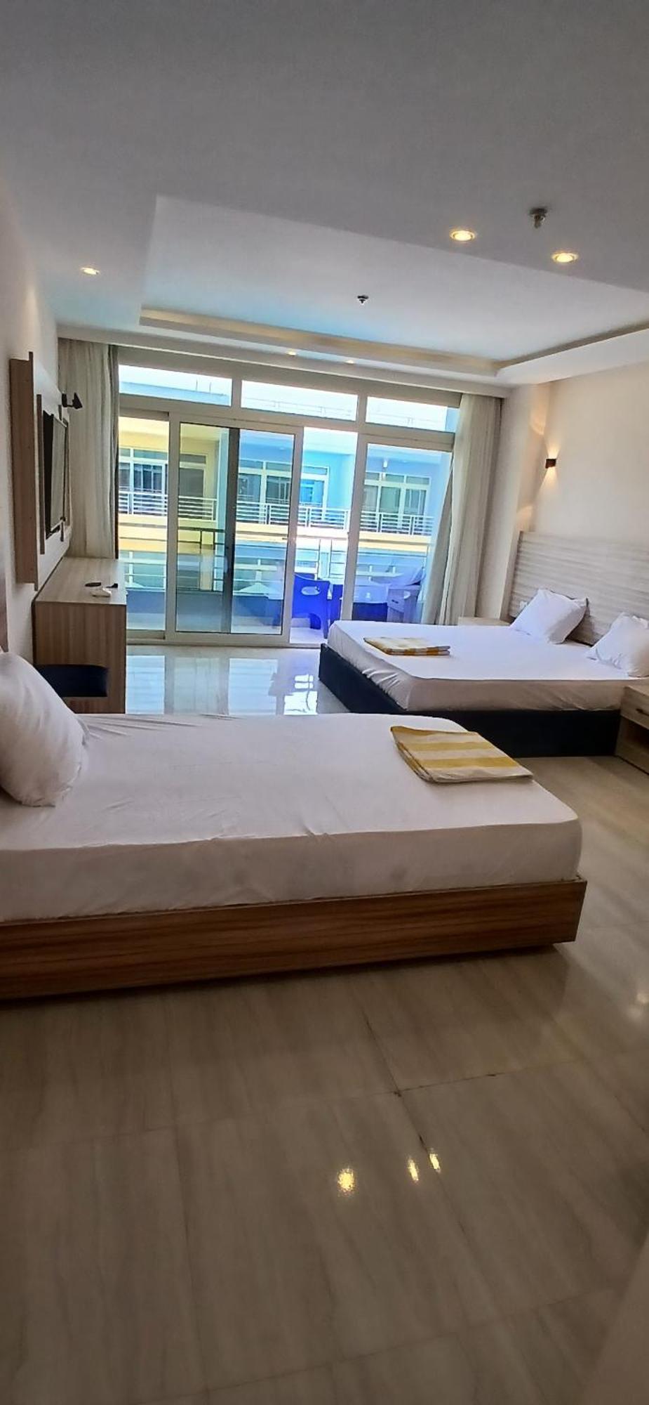 Chambre Lit Queen-Size - Vue sur Piscine