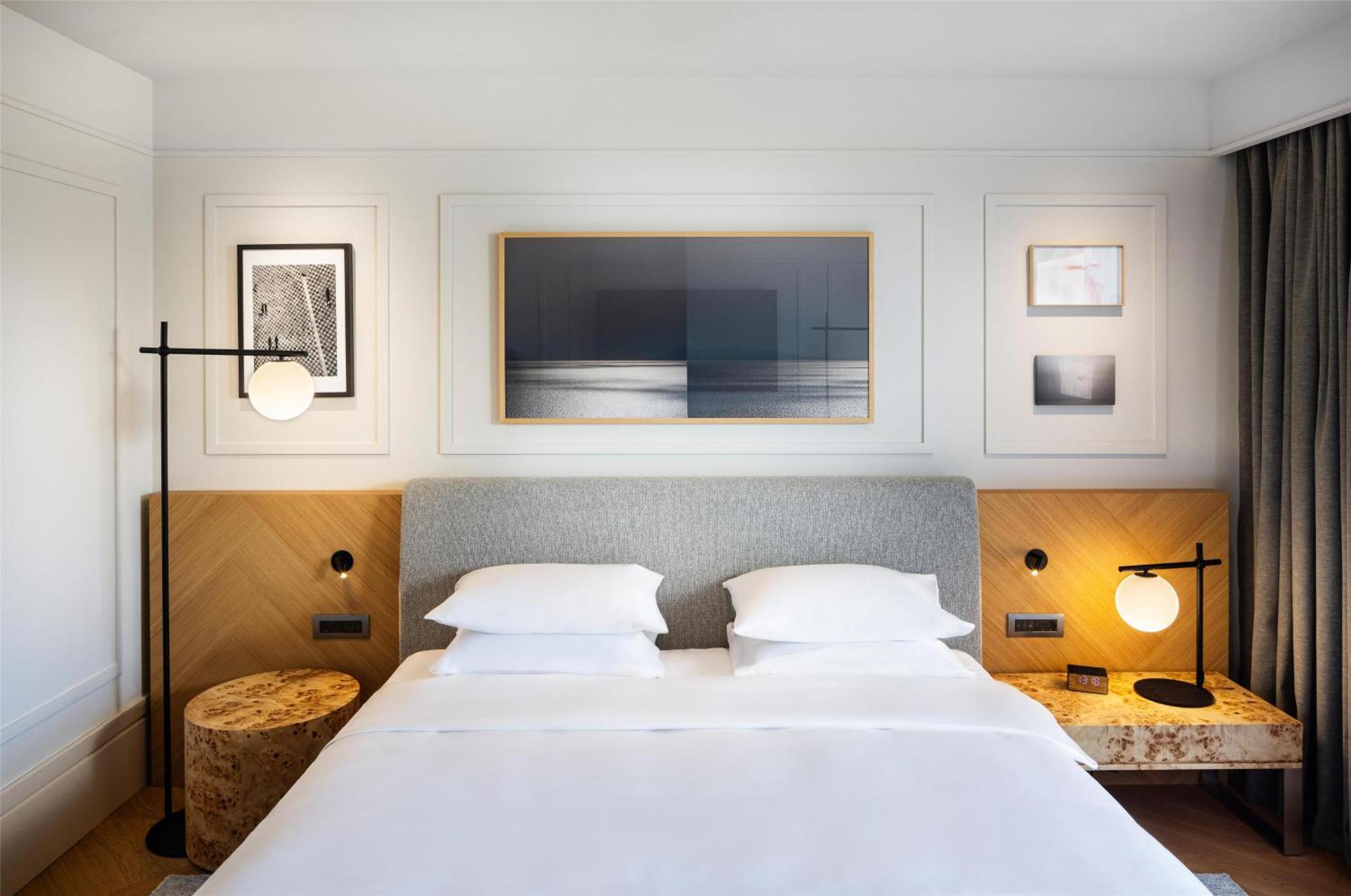 Zimmer mit Kingsize-Bett