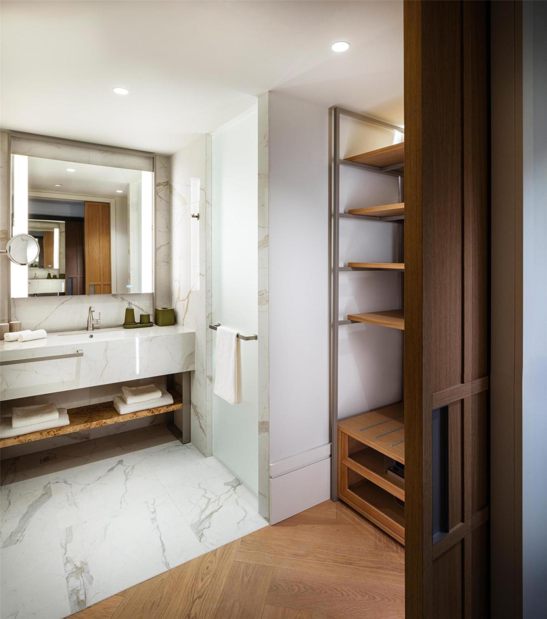 Zimmer mit Kingsize-Bett und Meerblick