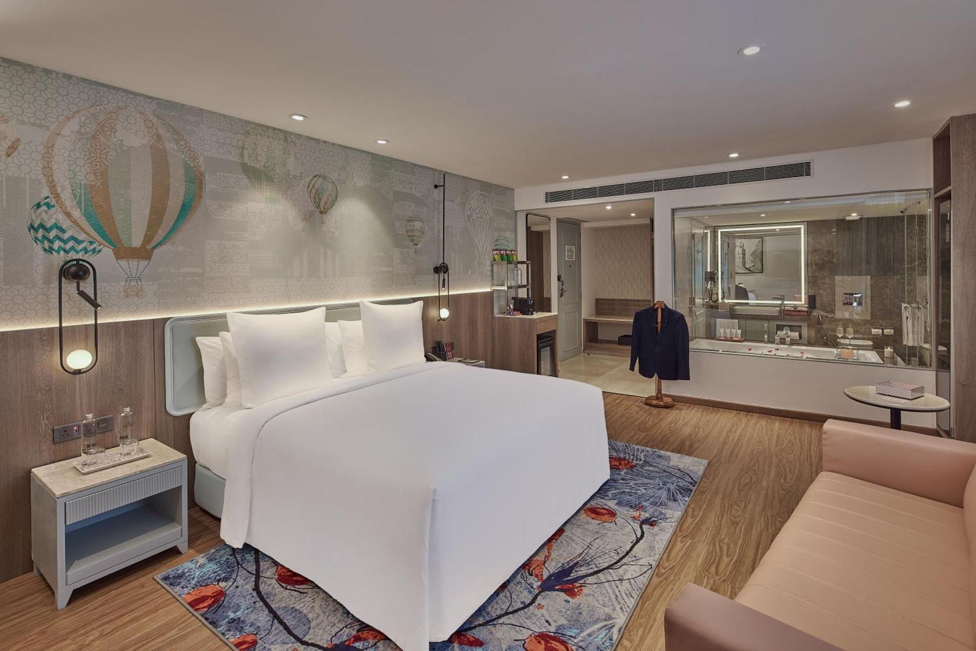 ICONIQA Prestige Room - Smart Laundry Closet , Espresso Coffee Machine, Non-Alcoholic Mini Bar (15% Spa Discount)