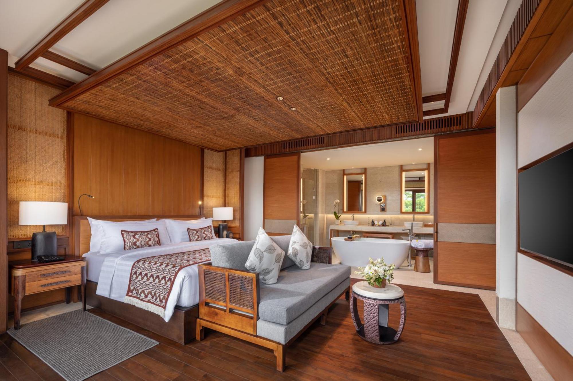 Spacious King Suite Room with Bathtub, Balcony, Garden View, Free Welcome Fruit and Daily Afternoon Tea