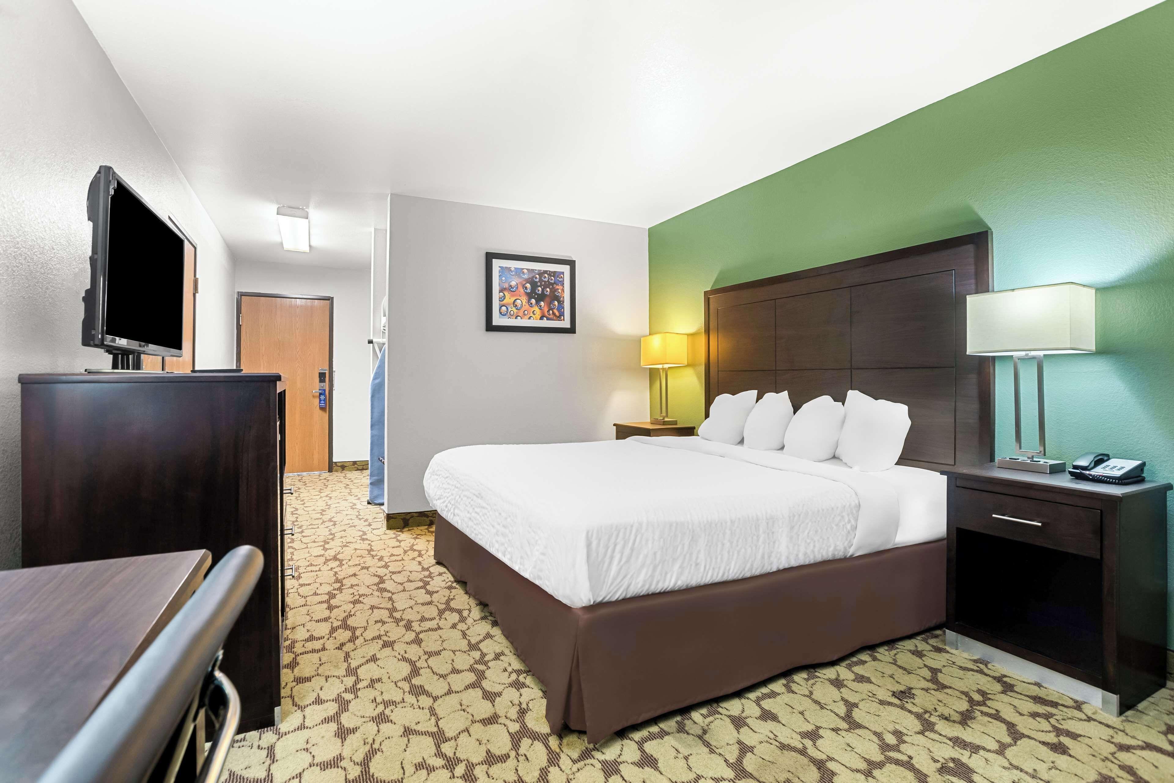 King Room with Adjoining Rooms and Bath Tub - Mobility Accessible/Non-Smoking