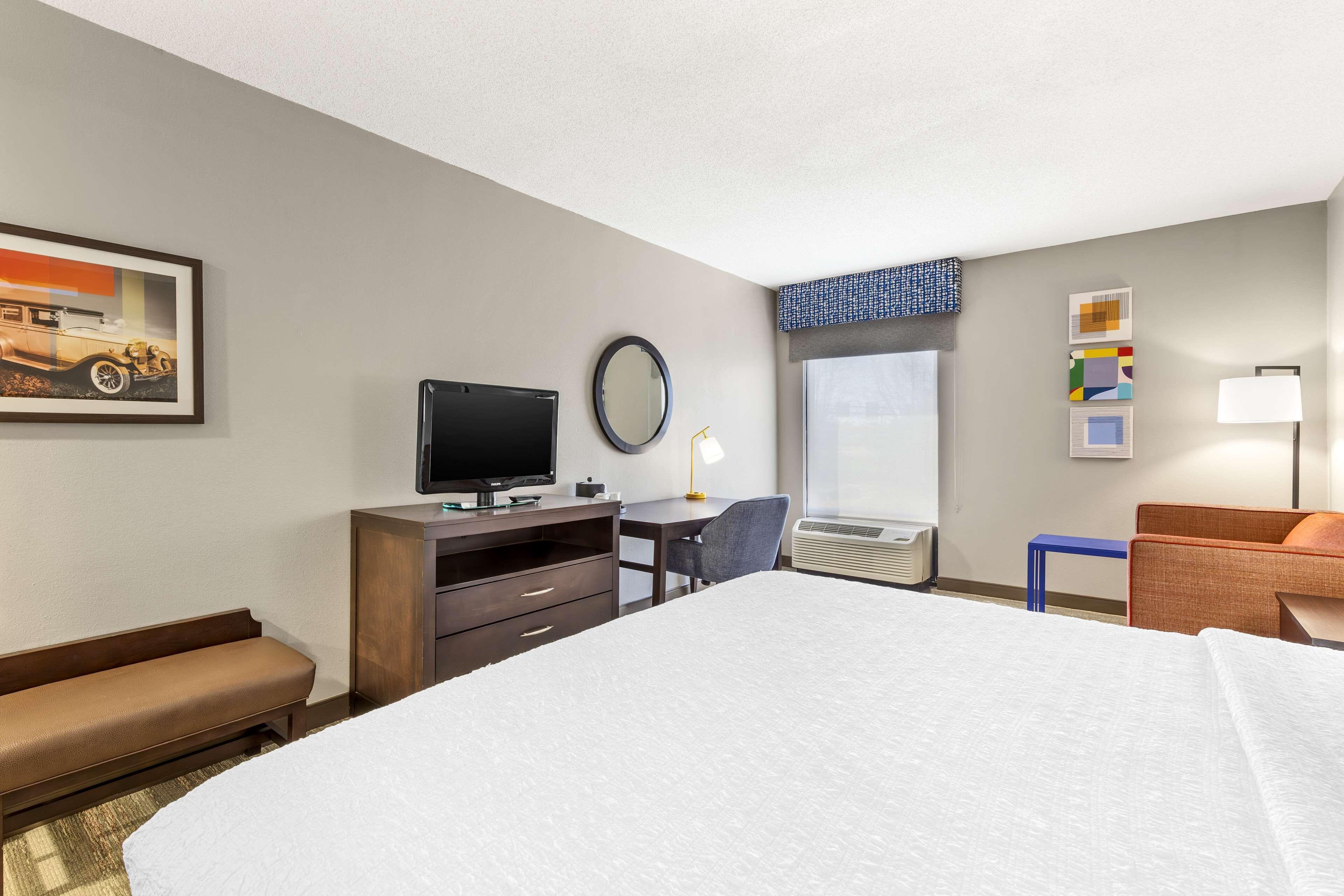 King Room with King Bed - Non-Smoking