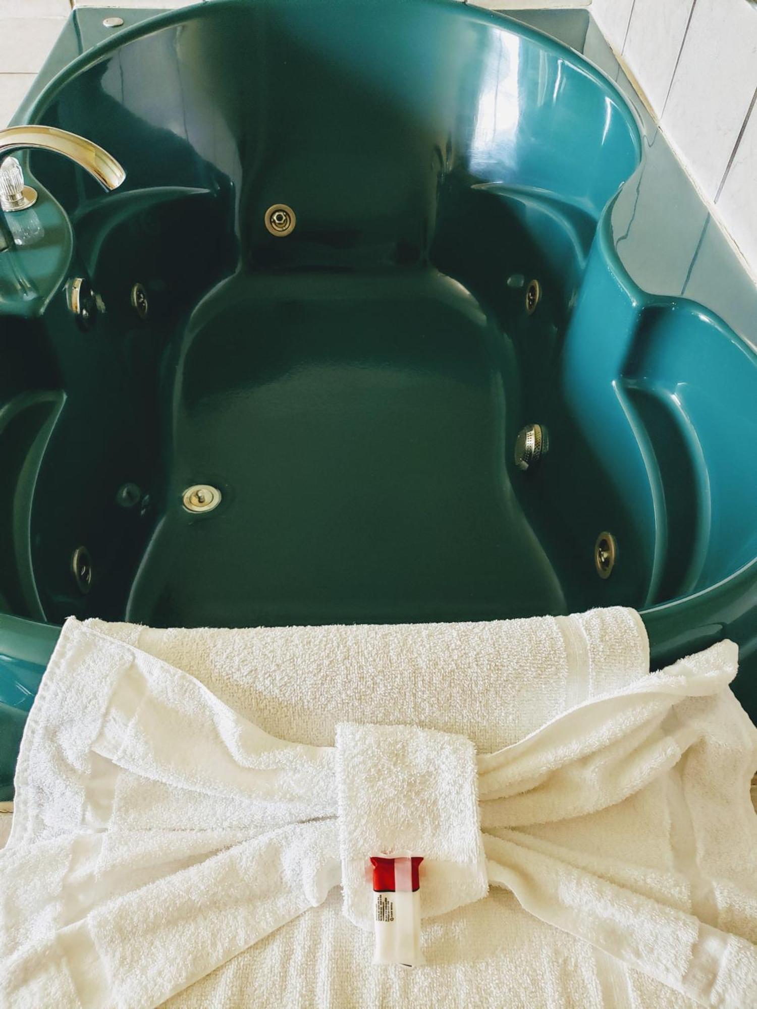 1 King Bed Studio Suite Hot Tub Non-Smoking