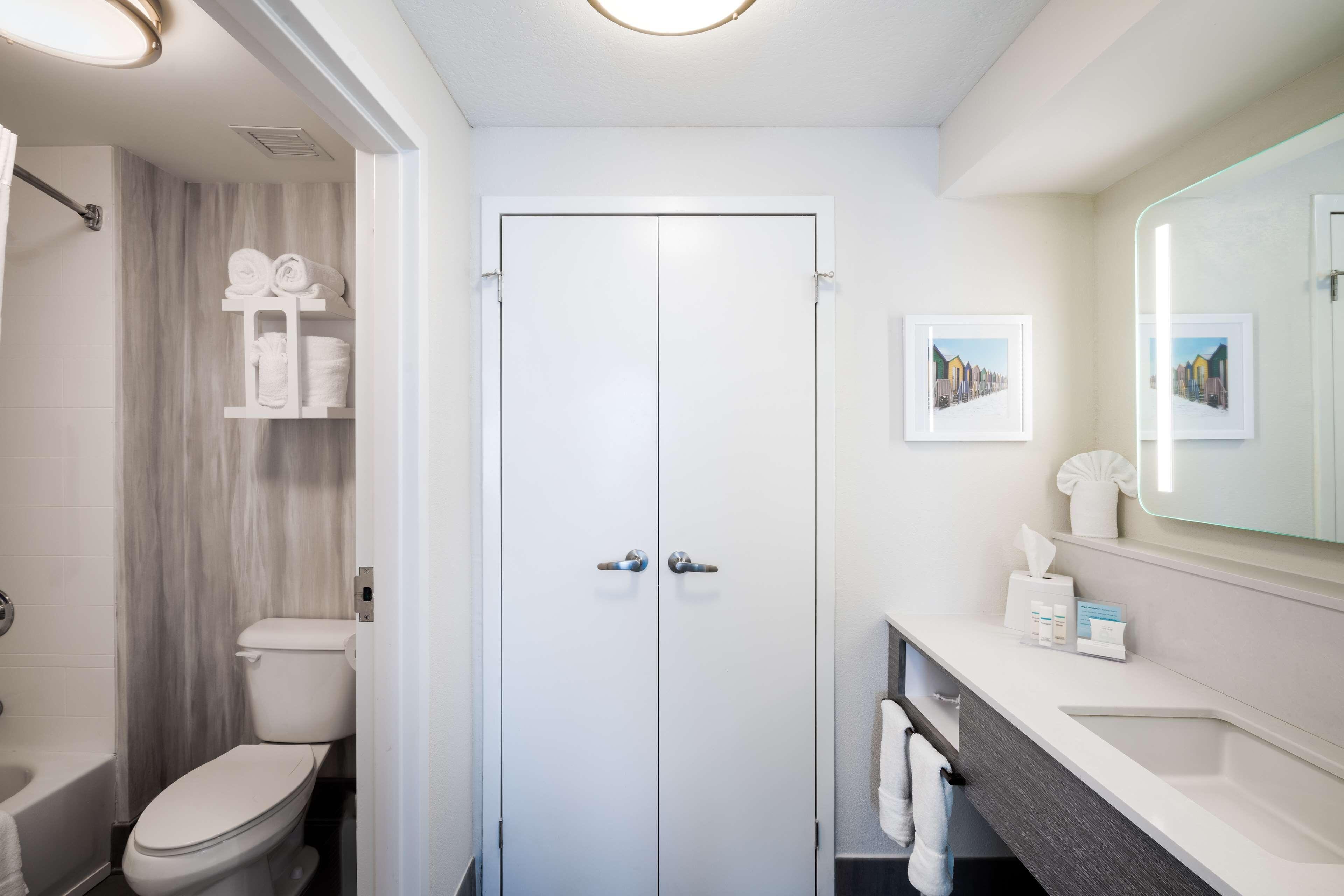 Suite Two Queen Beds Water View Non-Smoking