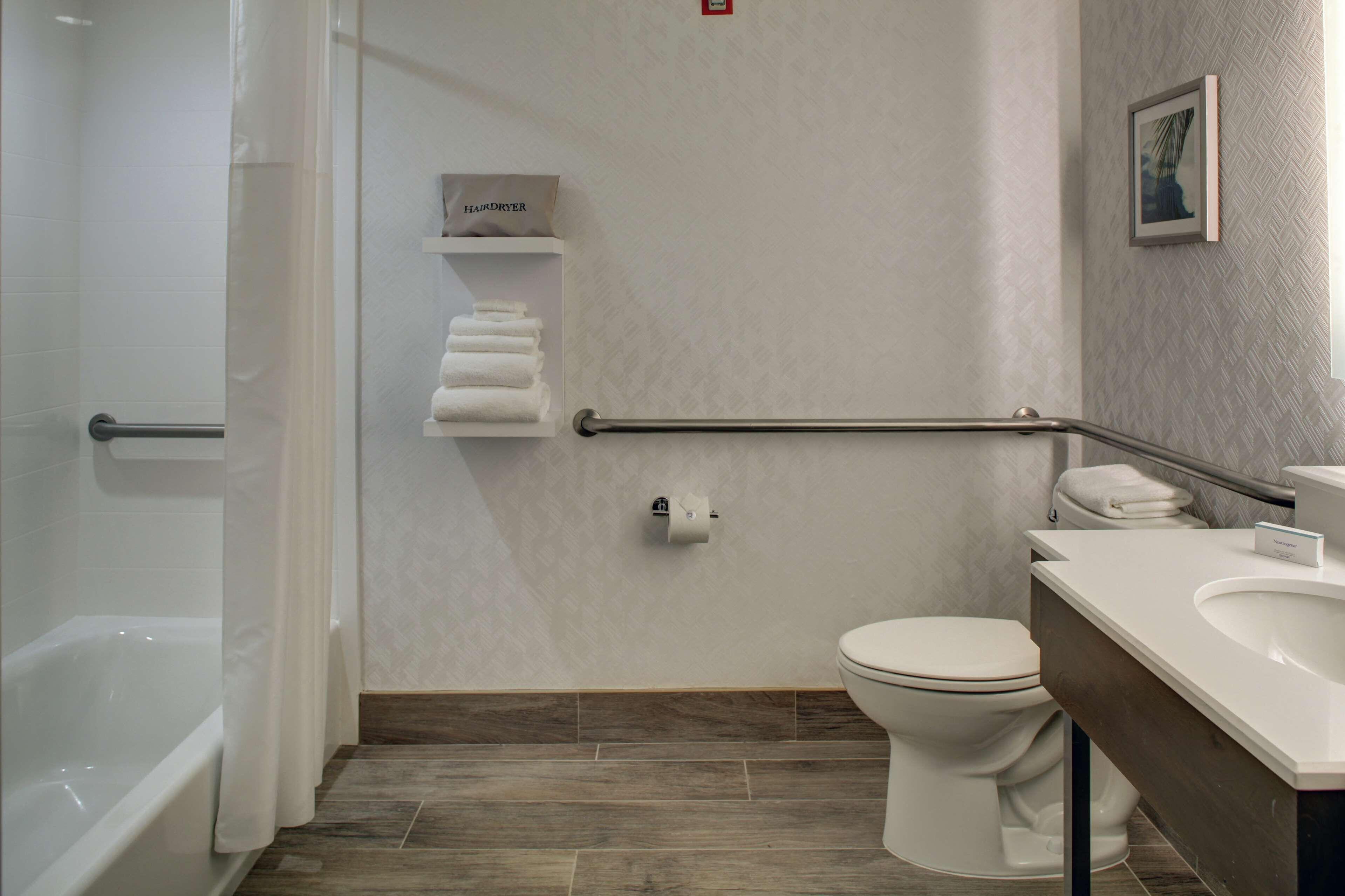 King Room Tub Mobility or Hearing Accessible or Non-Smoking