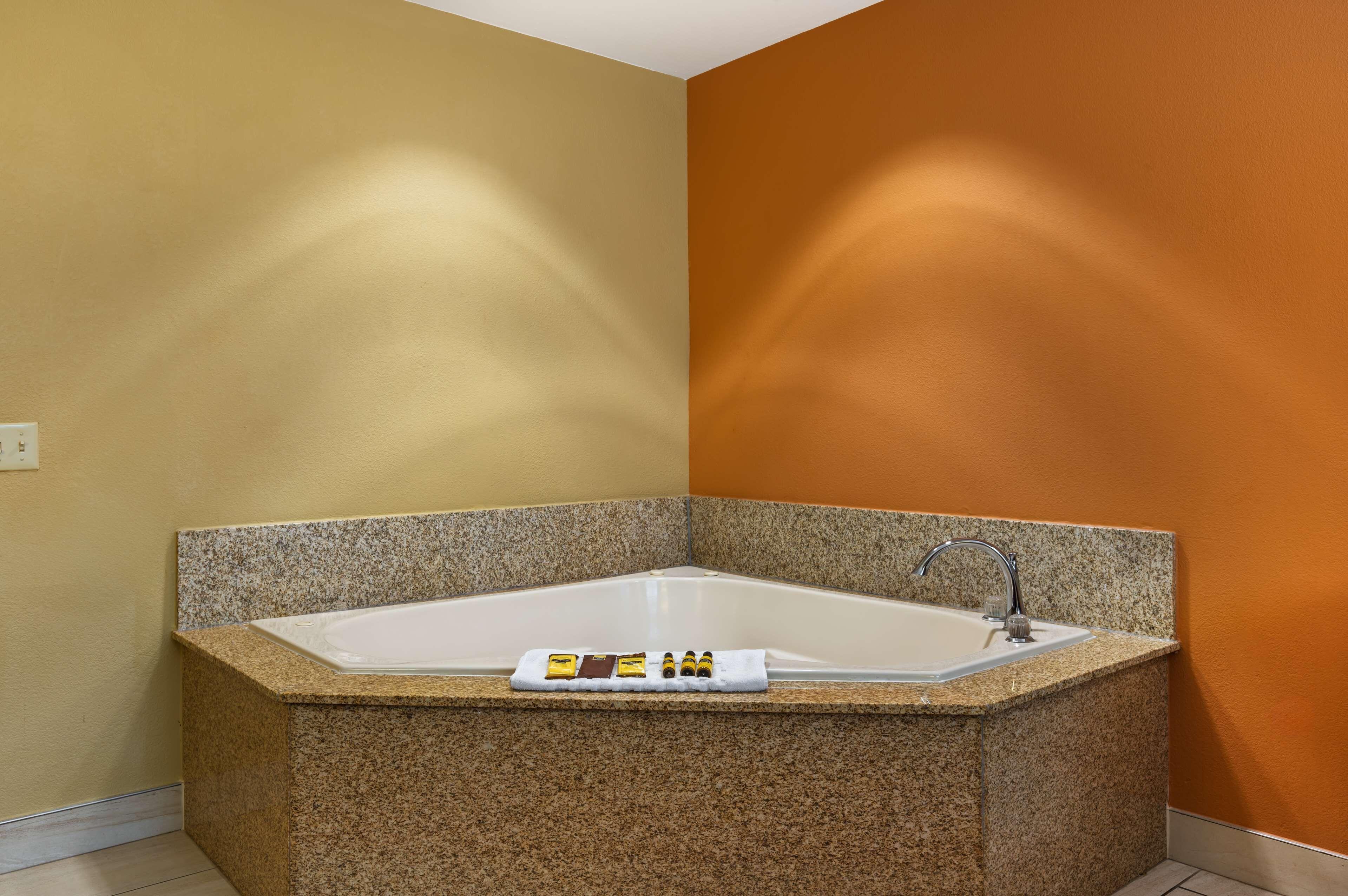 King Suite with Spa Bath - Non-Smoking