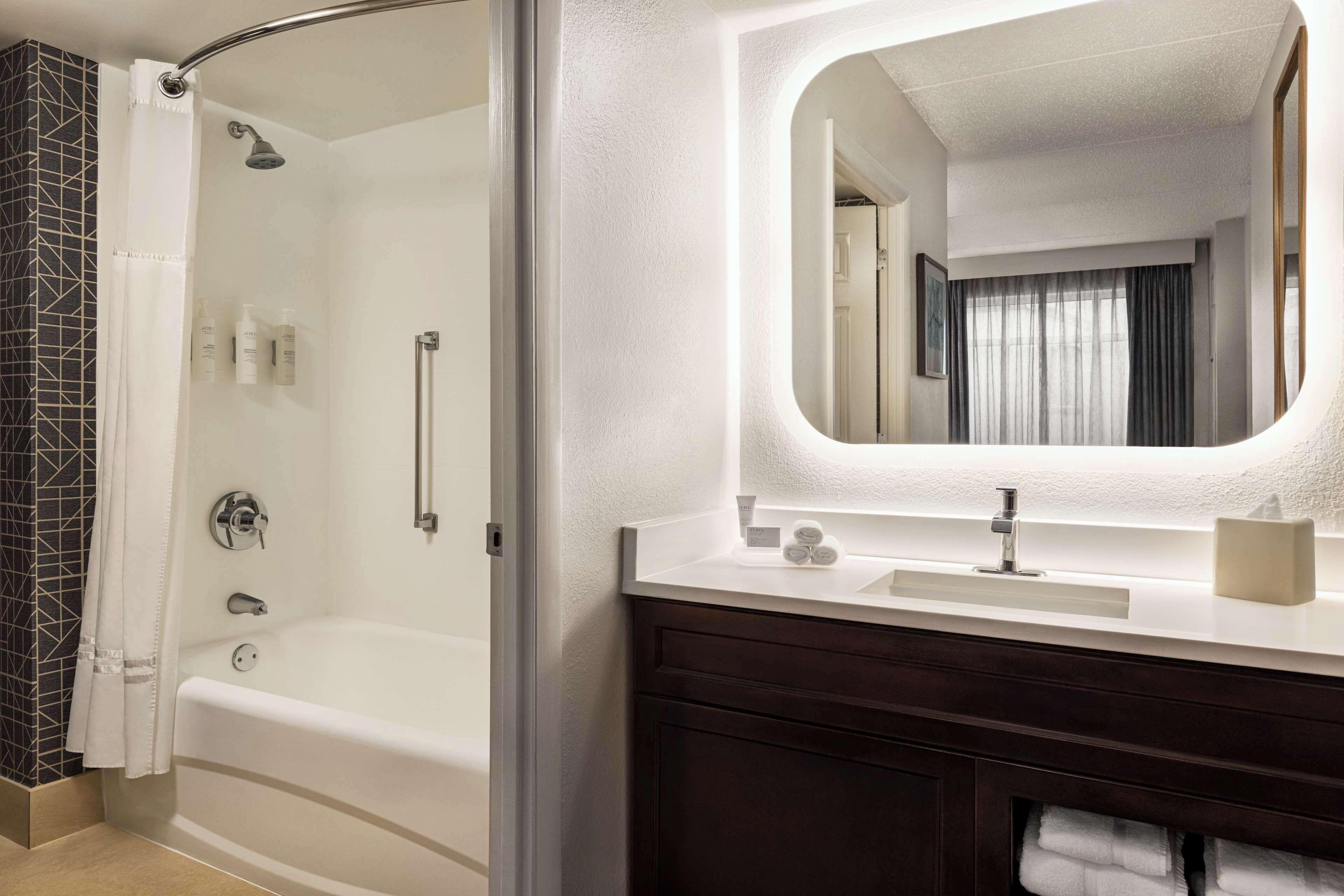One-Bedroom Queen Suite Two Queen Beds Non-Smoking