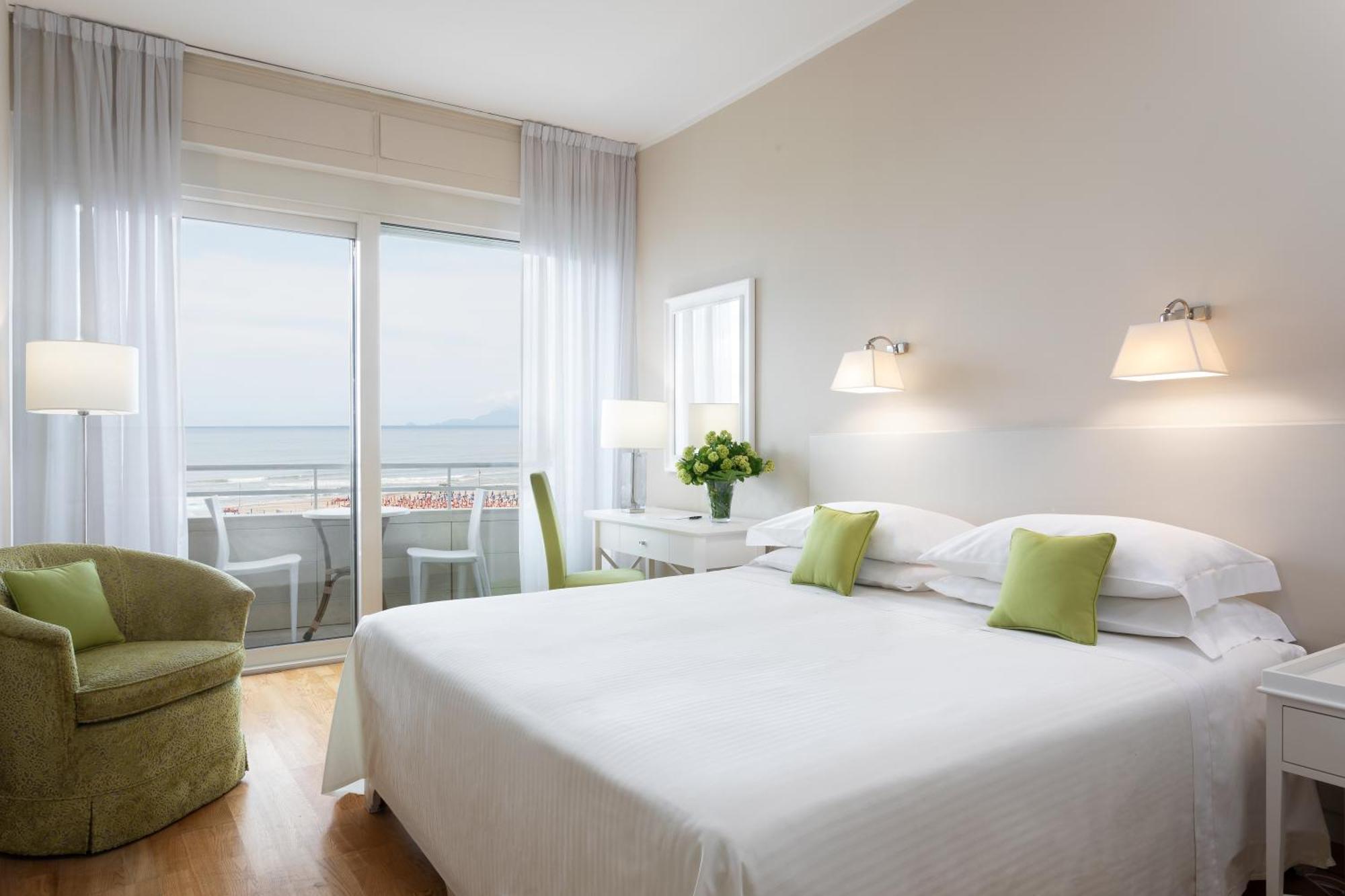 Deluxe Double Room with Side Sea View