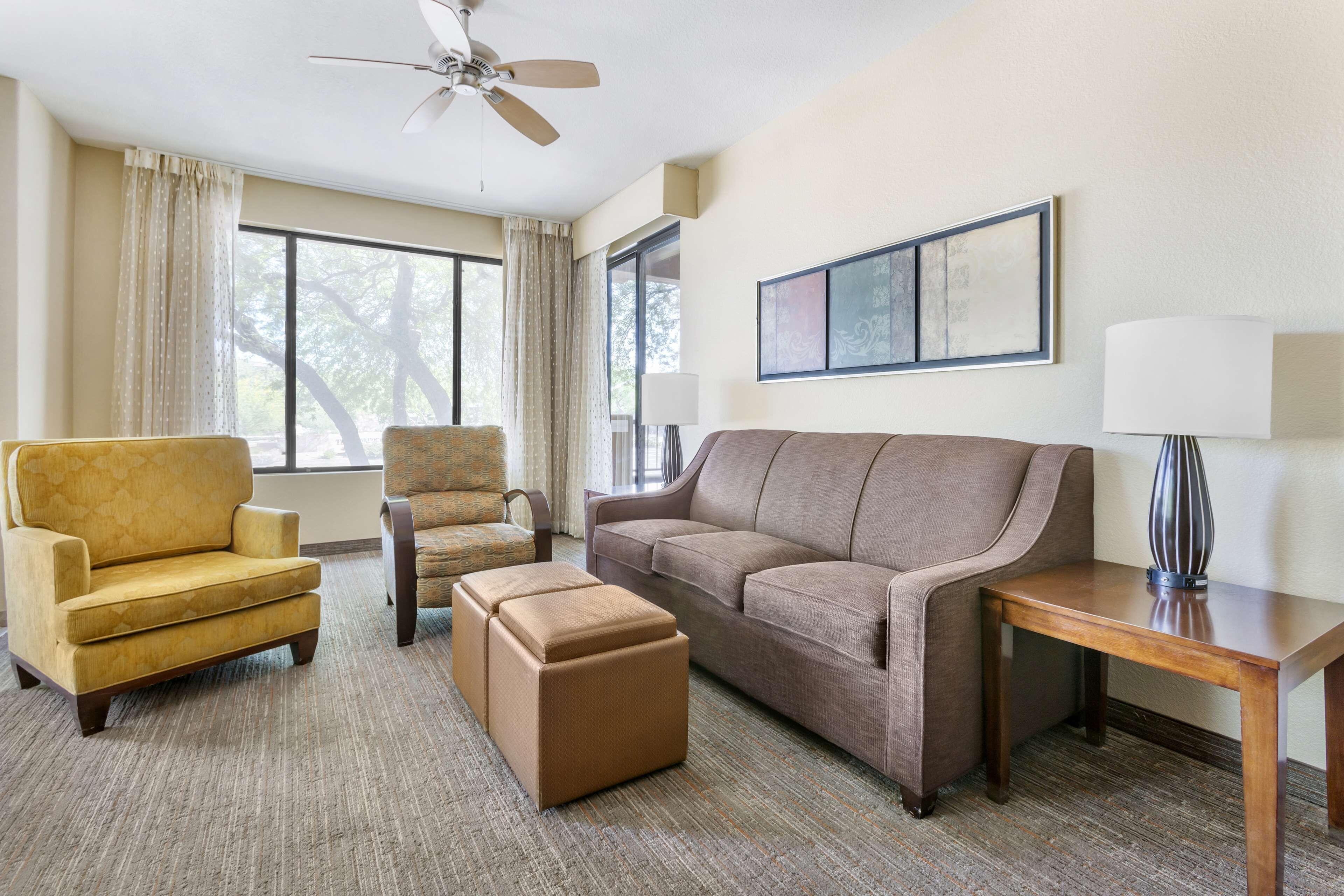 3 BEDROOM 1 KING 2 QUEENS SUITE SOFABED