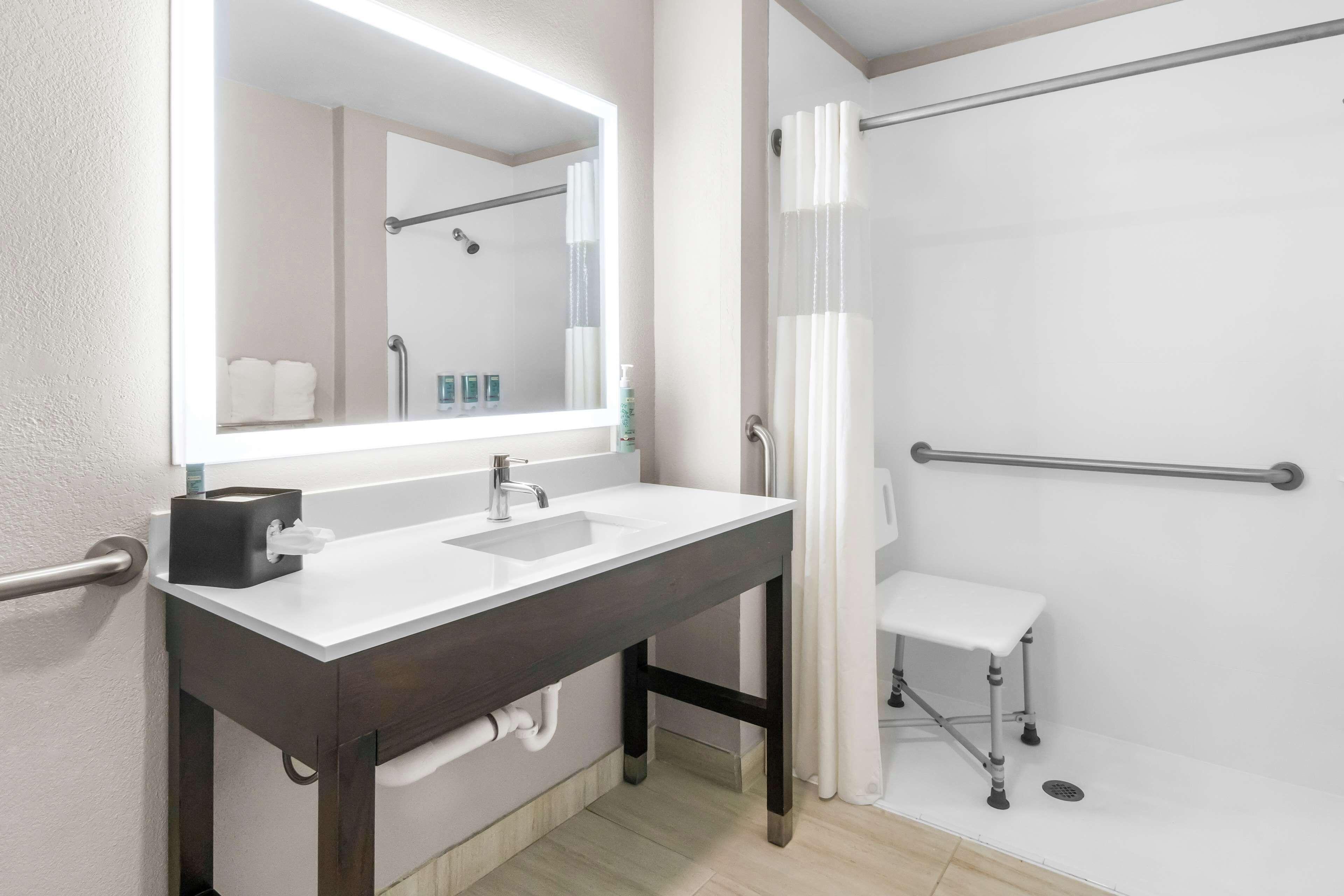 King Room with Walk-In Shower - Mobility Access