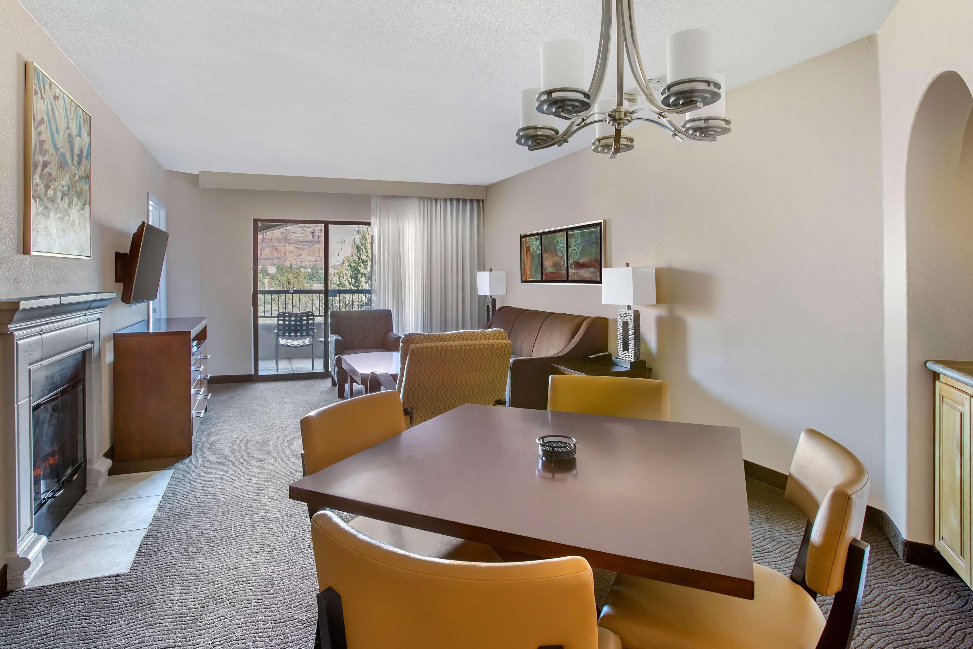1 BEDROOM 1 KING SUITE ACCESSIBLE TUB