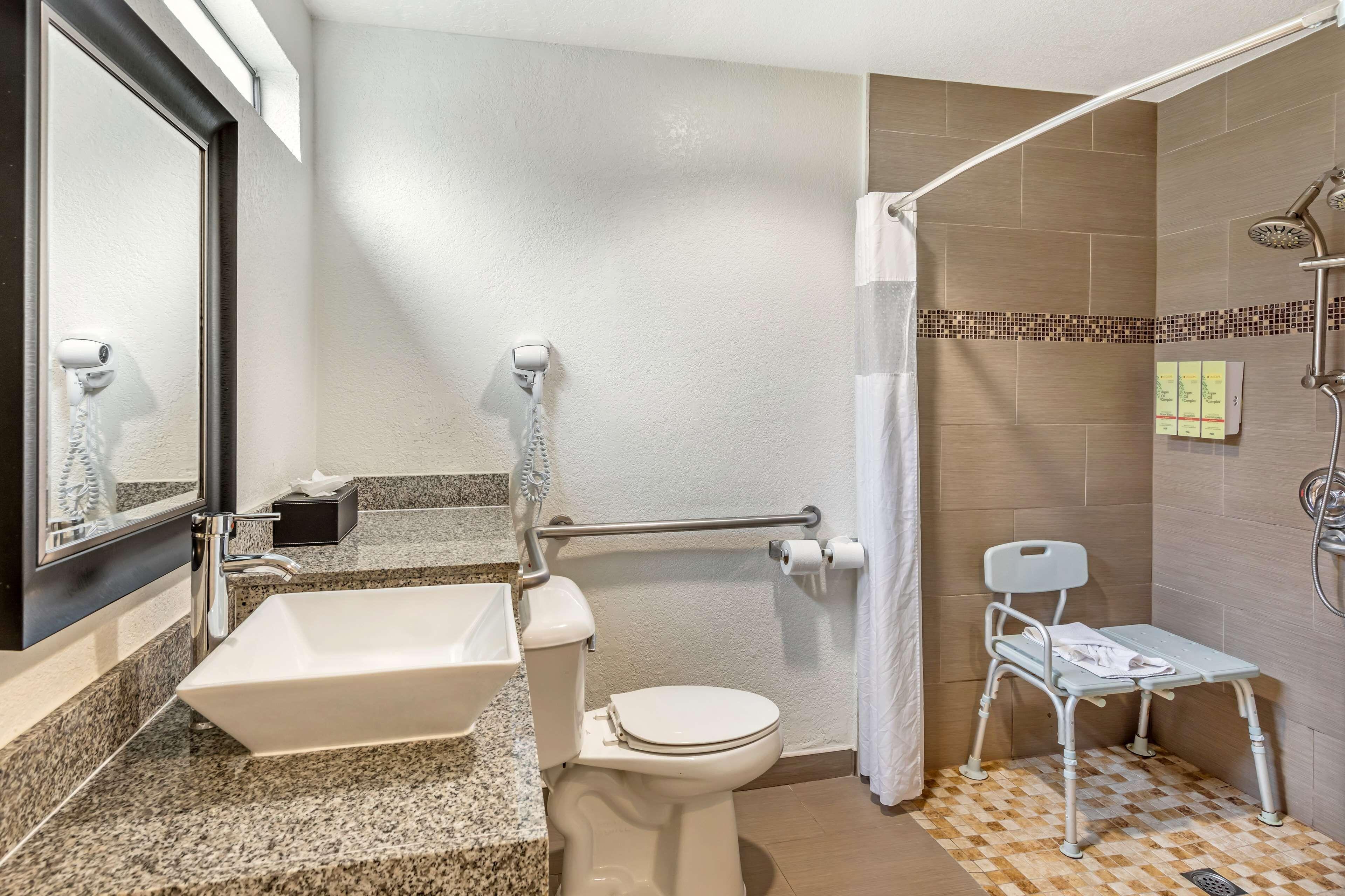 Zimmer mit Kingsize-Bett und rollstuhlgerechter Dusche - barrierefrei/Nichtraucher