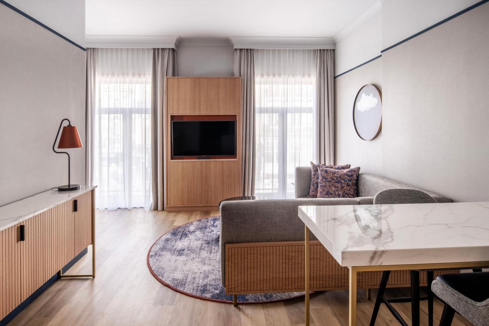 Signature Suite Club Lounge Access